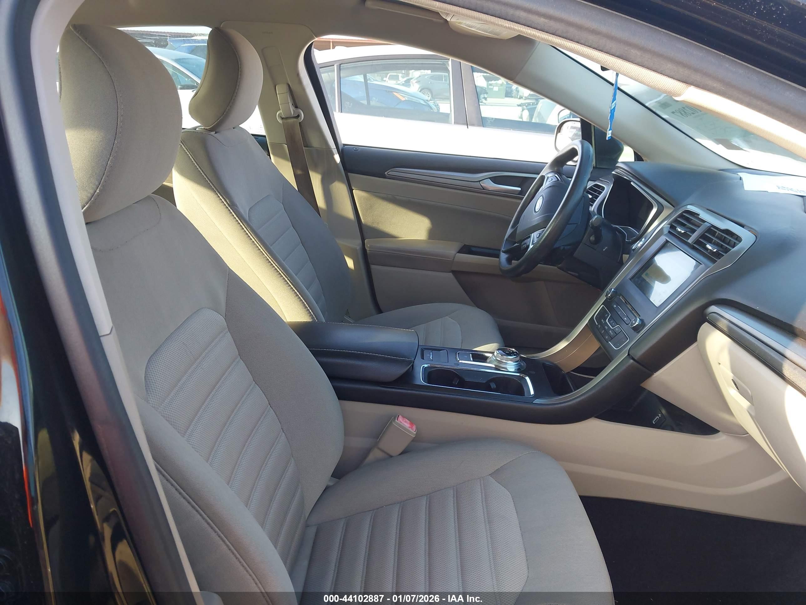 FORD FUSION image 5