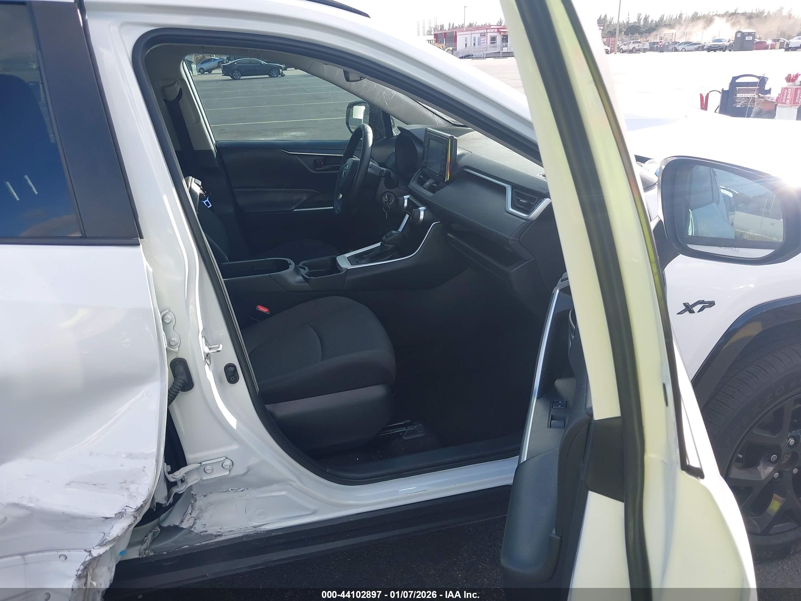 TOYOTA RAV4 image 5