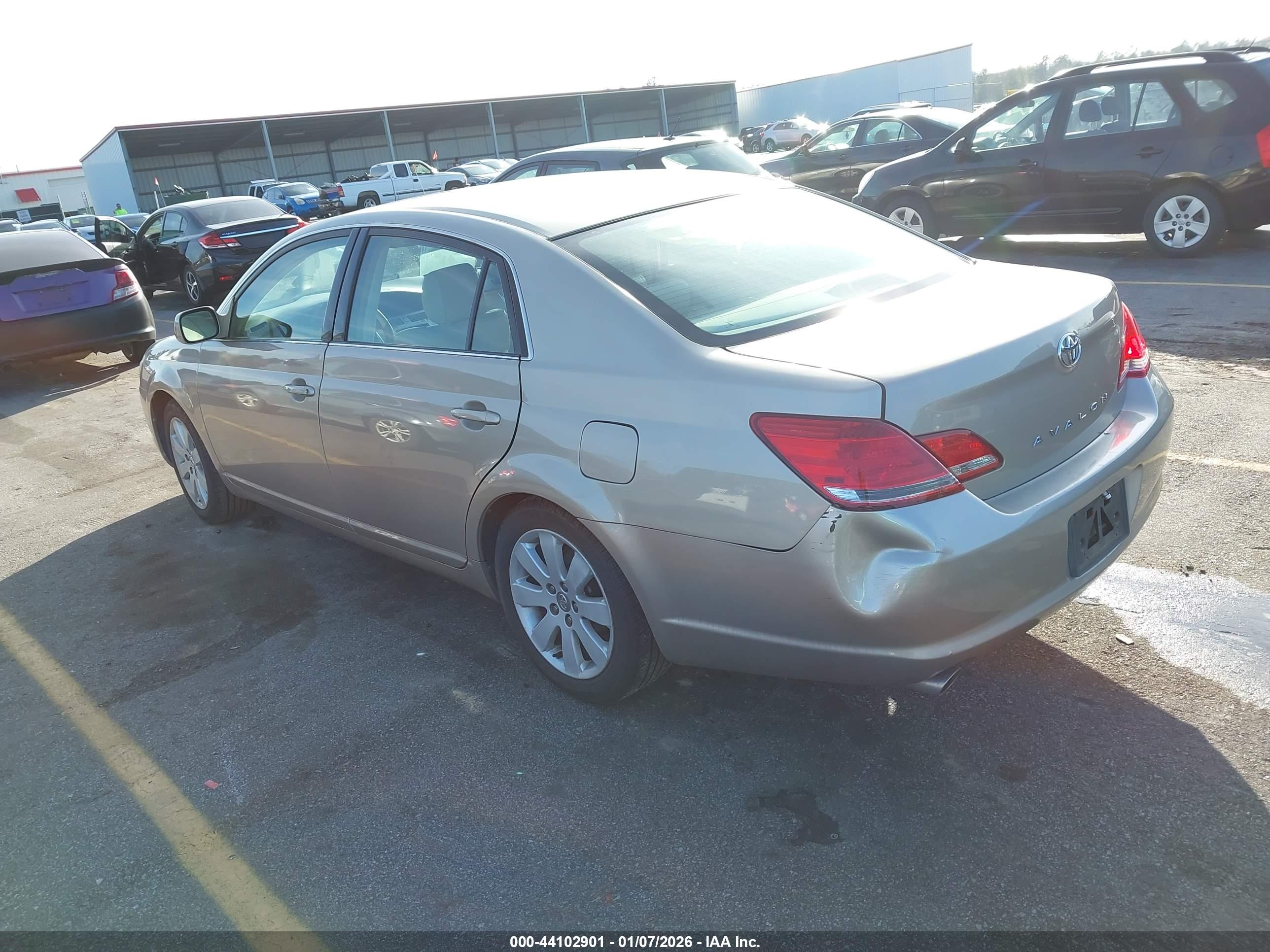TOYOTA AVALON image 3