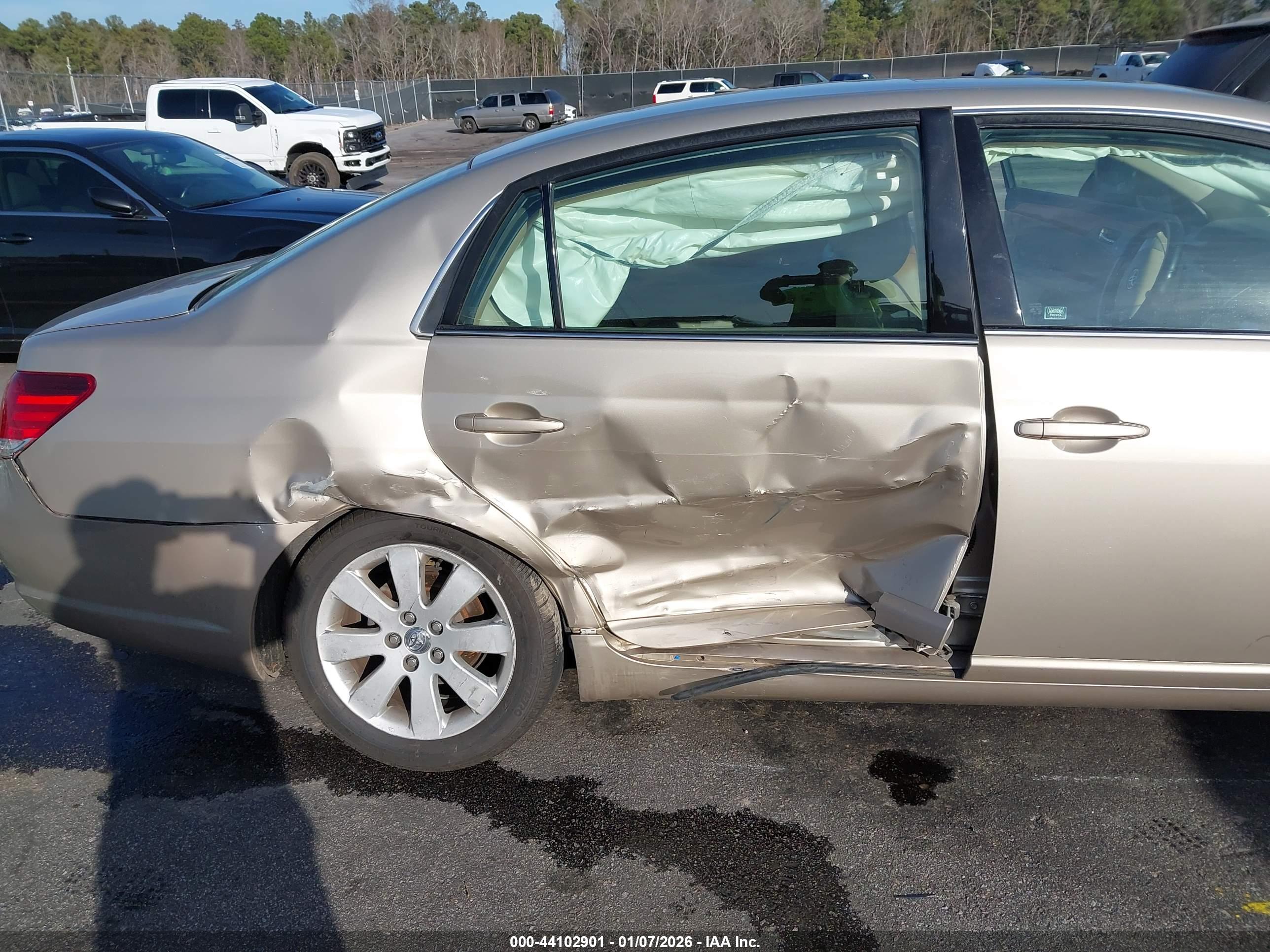 TOYOTA AVALON image 6