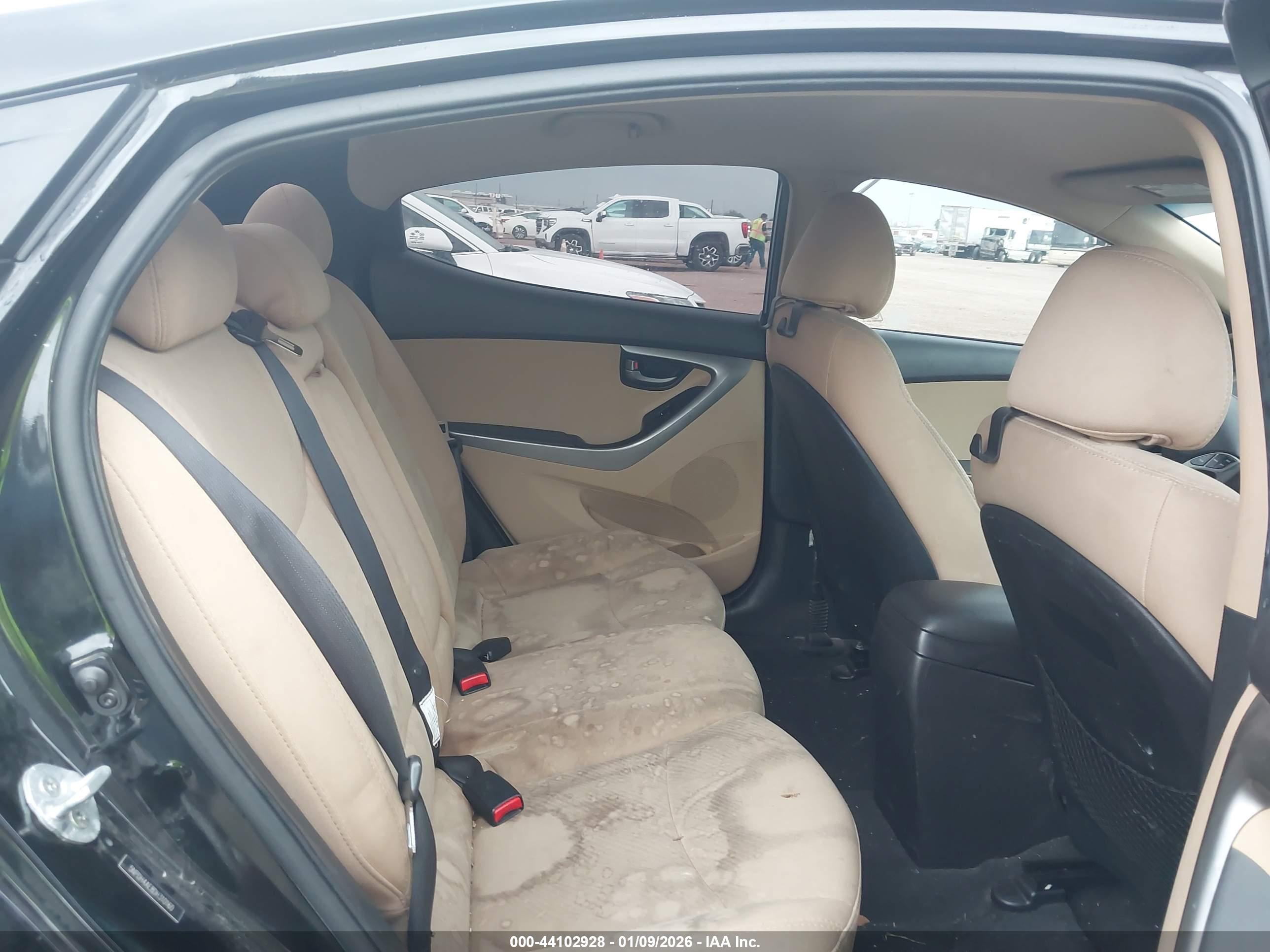 HYUNDAI ELANTRA image 8