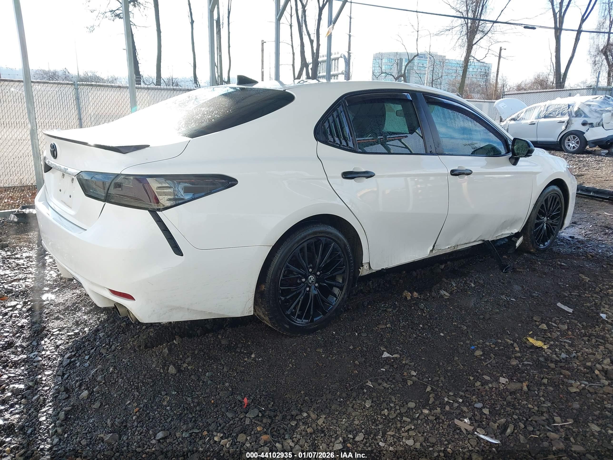 TOYOTA CAMRY image 4