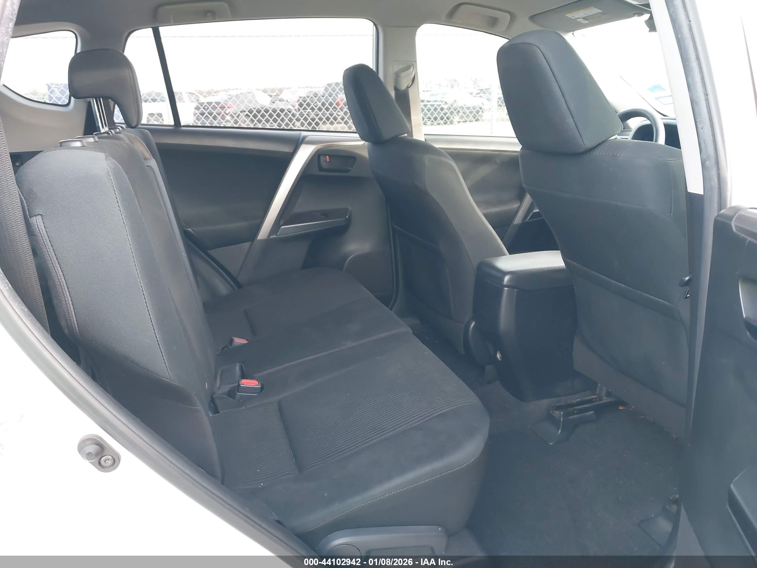 TOYOTA RAV4 image 8