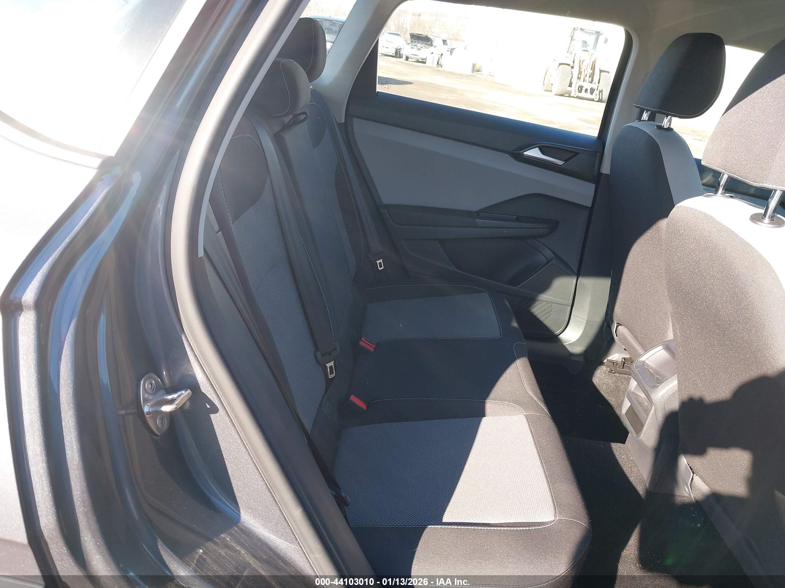 VOLKSWAGEN TAOS image 8