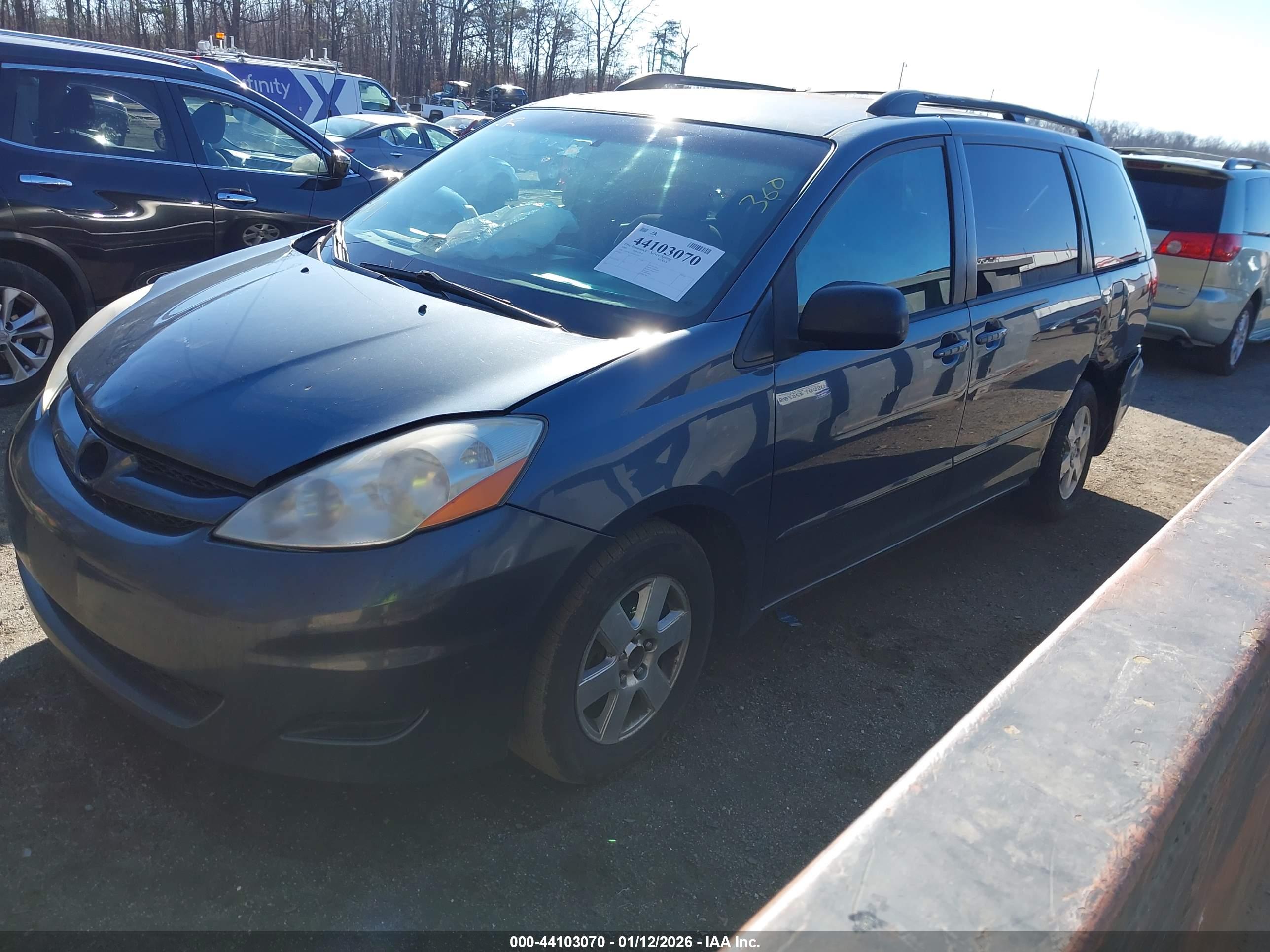 TOYOTA SIENNA image 2