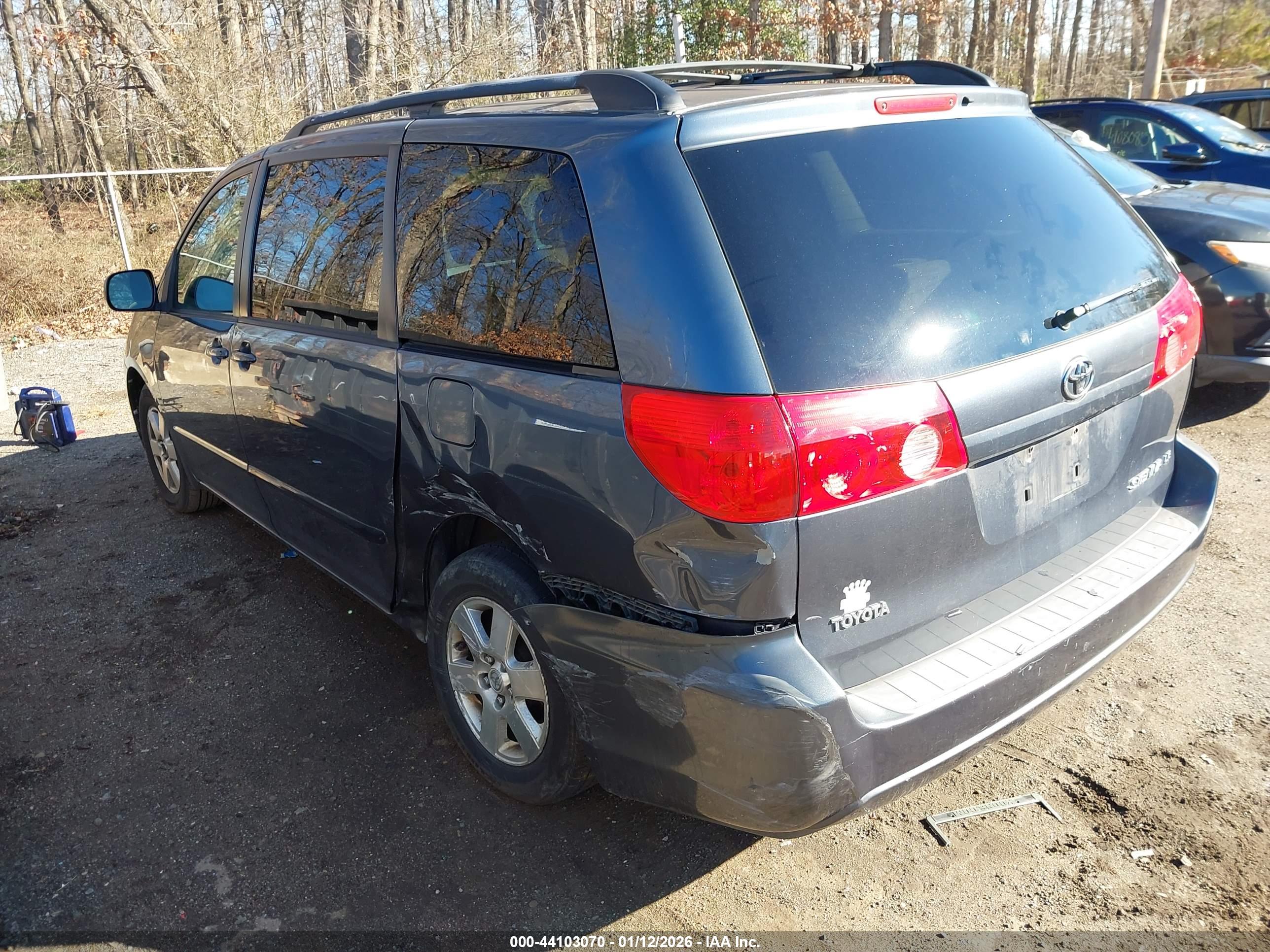 TOYOTA SIENNA image 3
