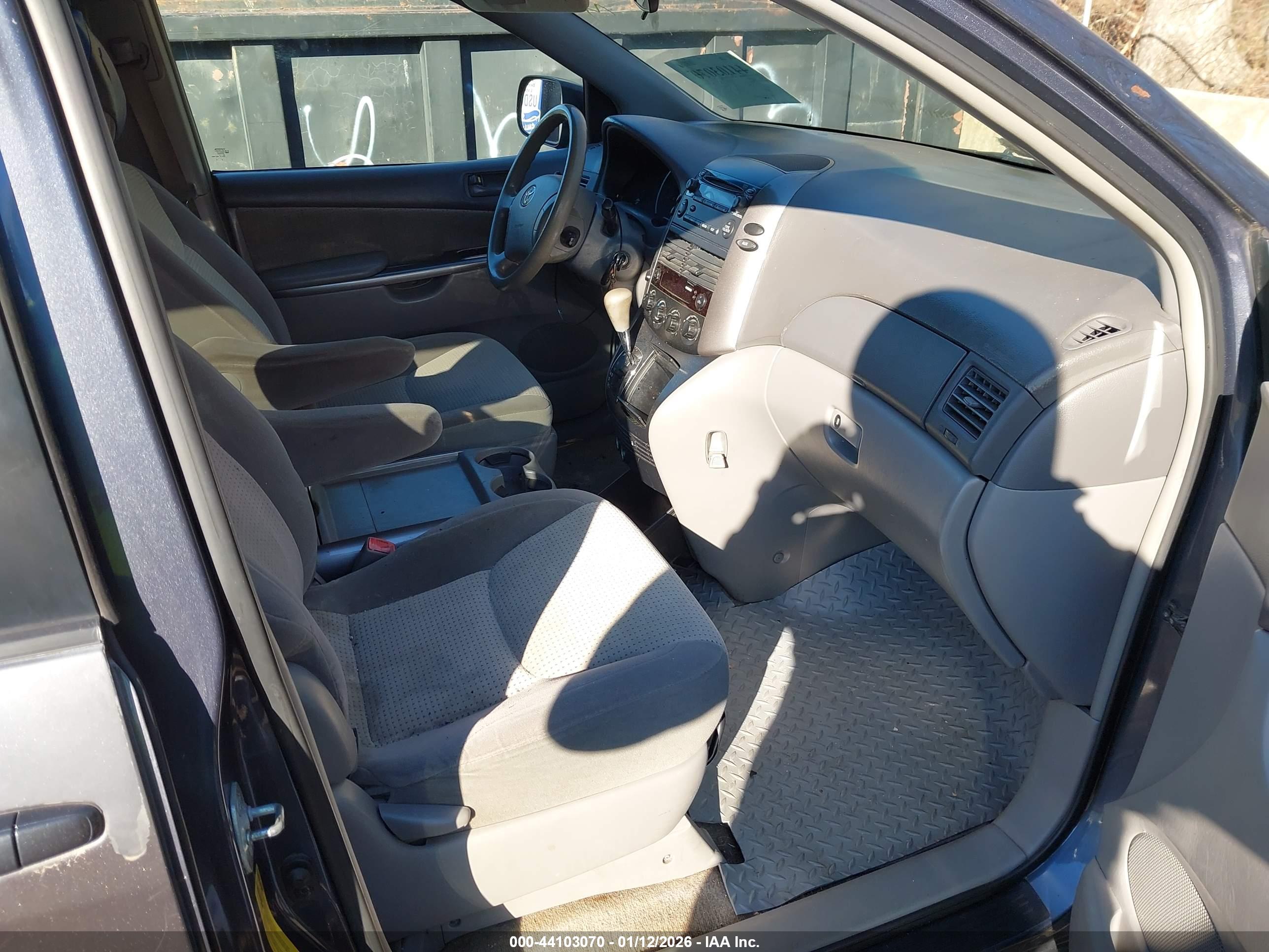 TOYOTA SIENNA image 5