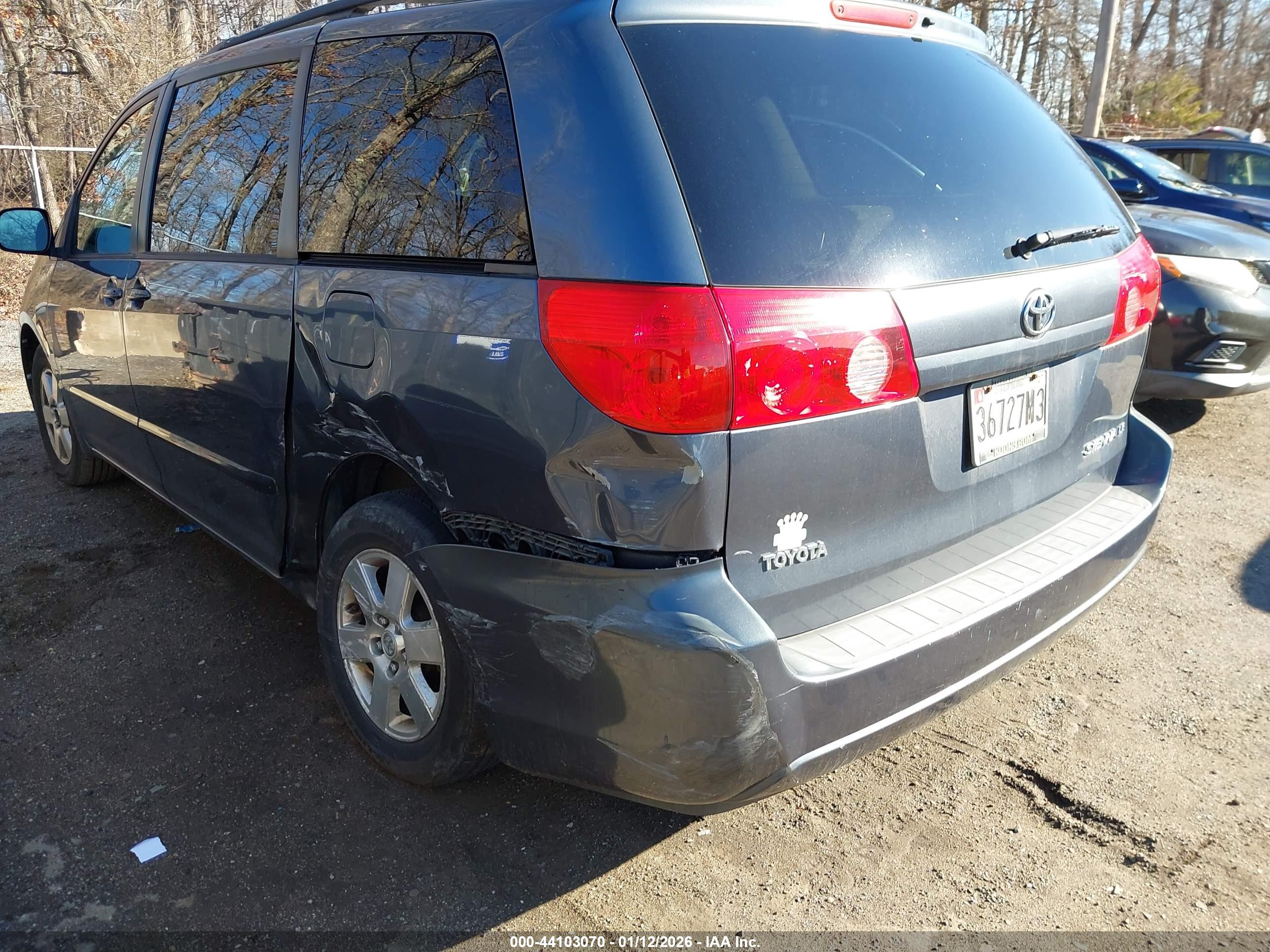 TOYOTA SIENNA image 6