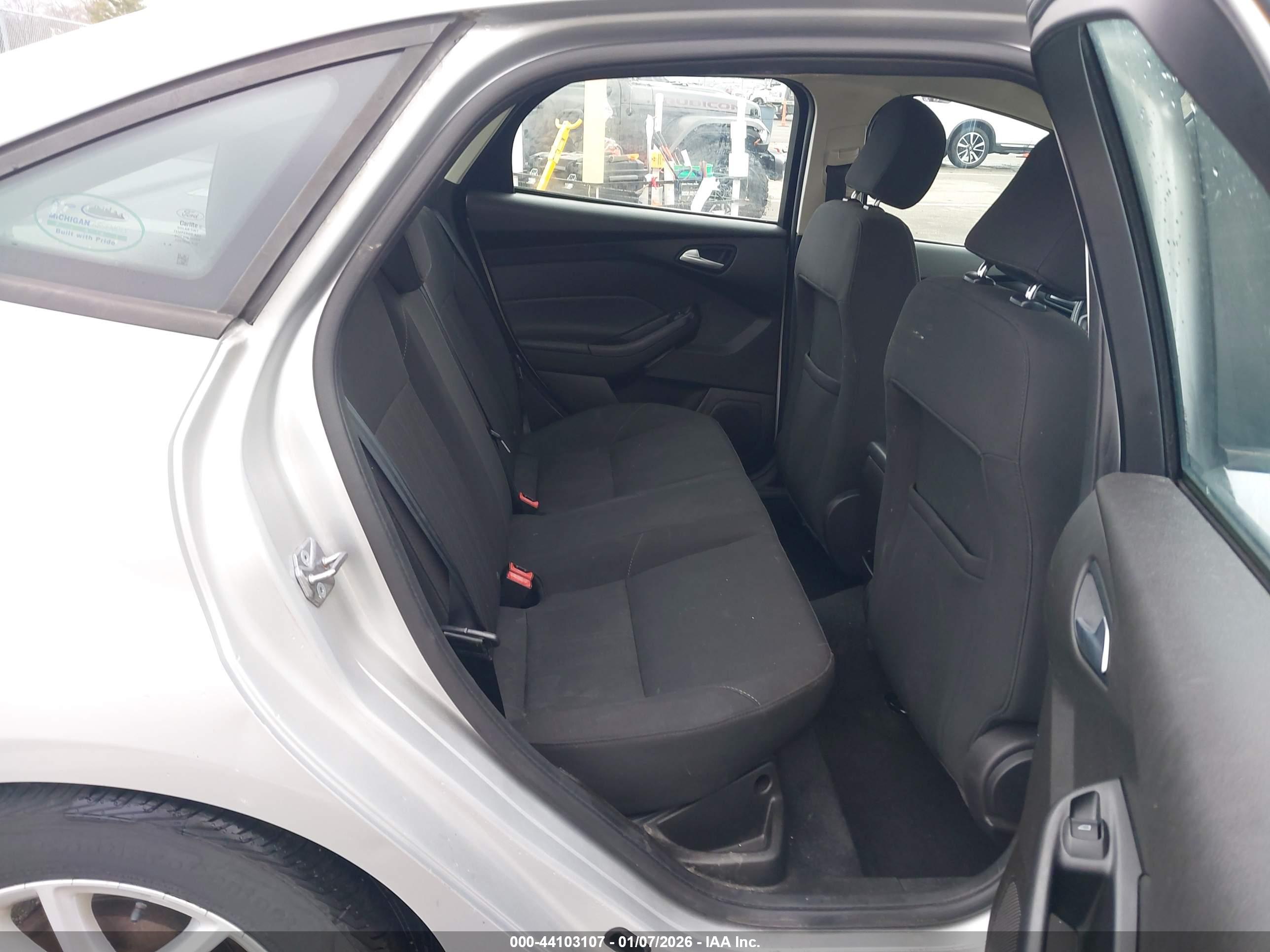 FORD FOCUS image 8