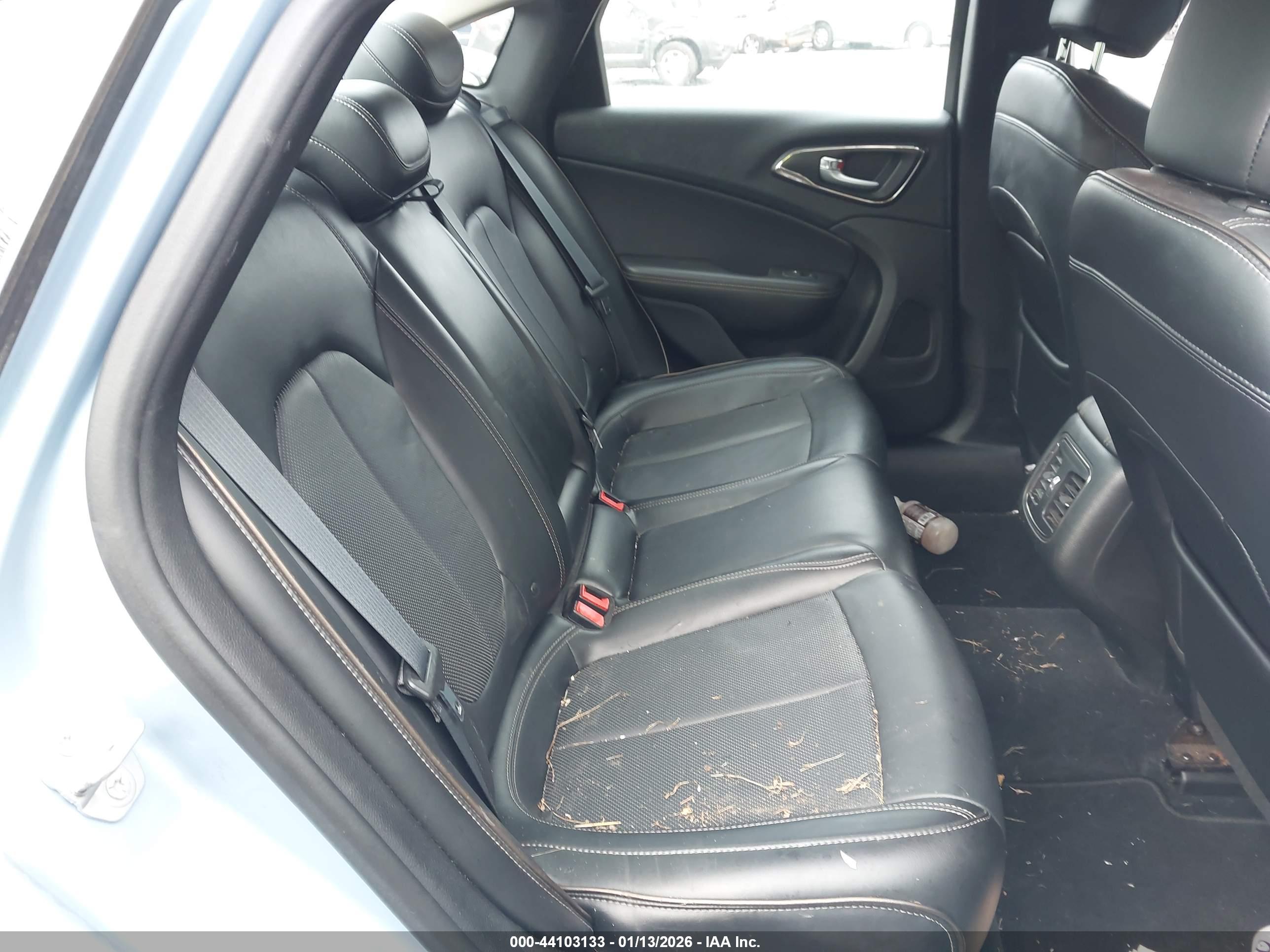 CHRYSLER 200 image 8
