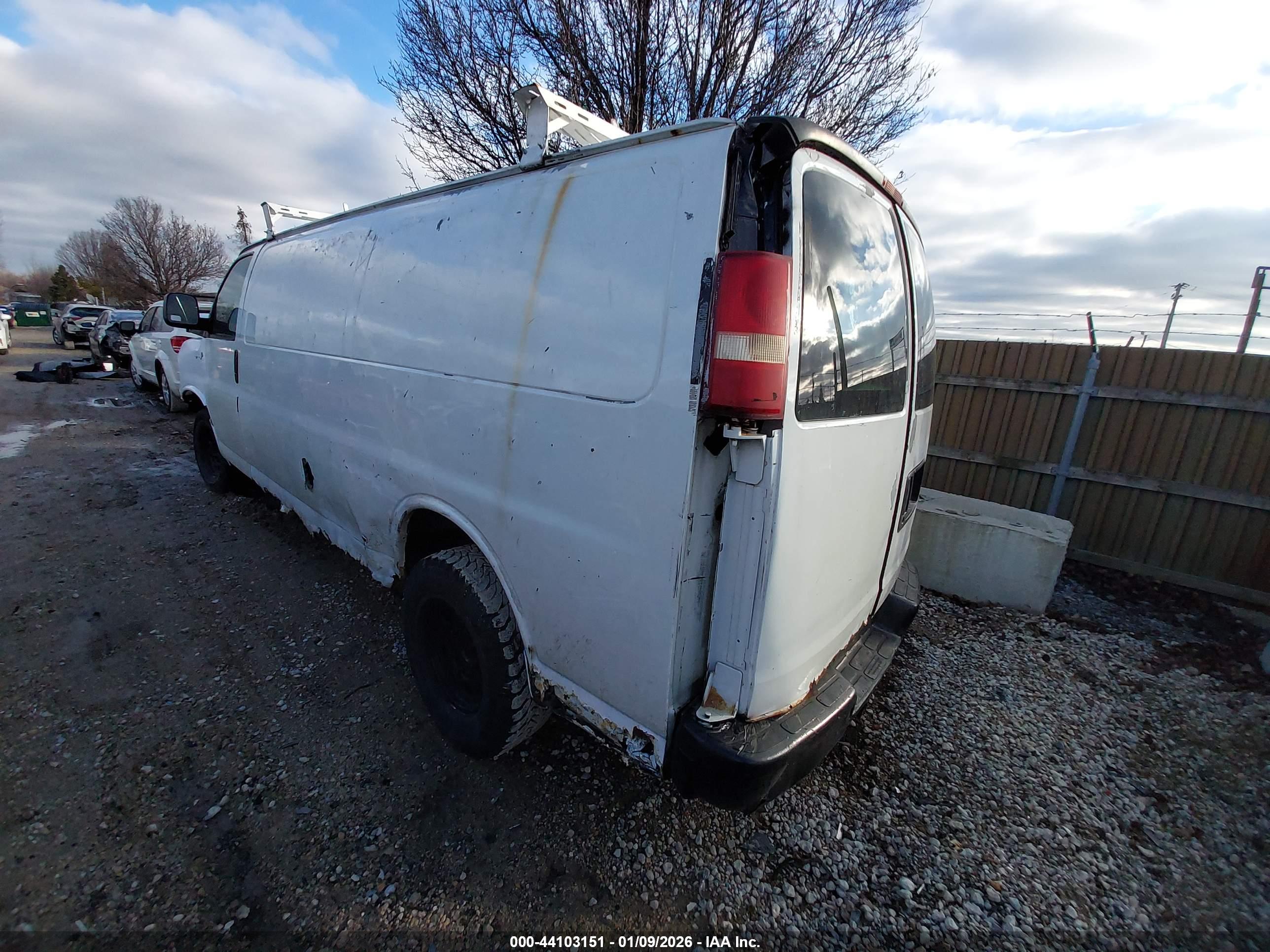 CHEVROLET EXPRESS image 3