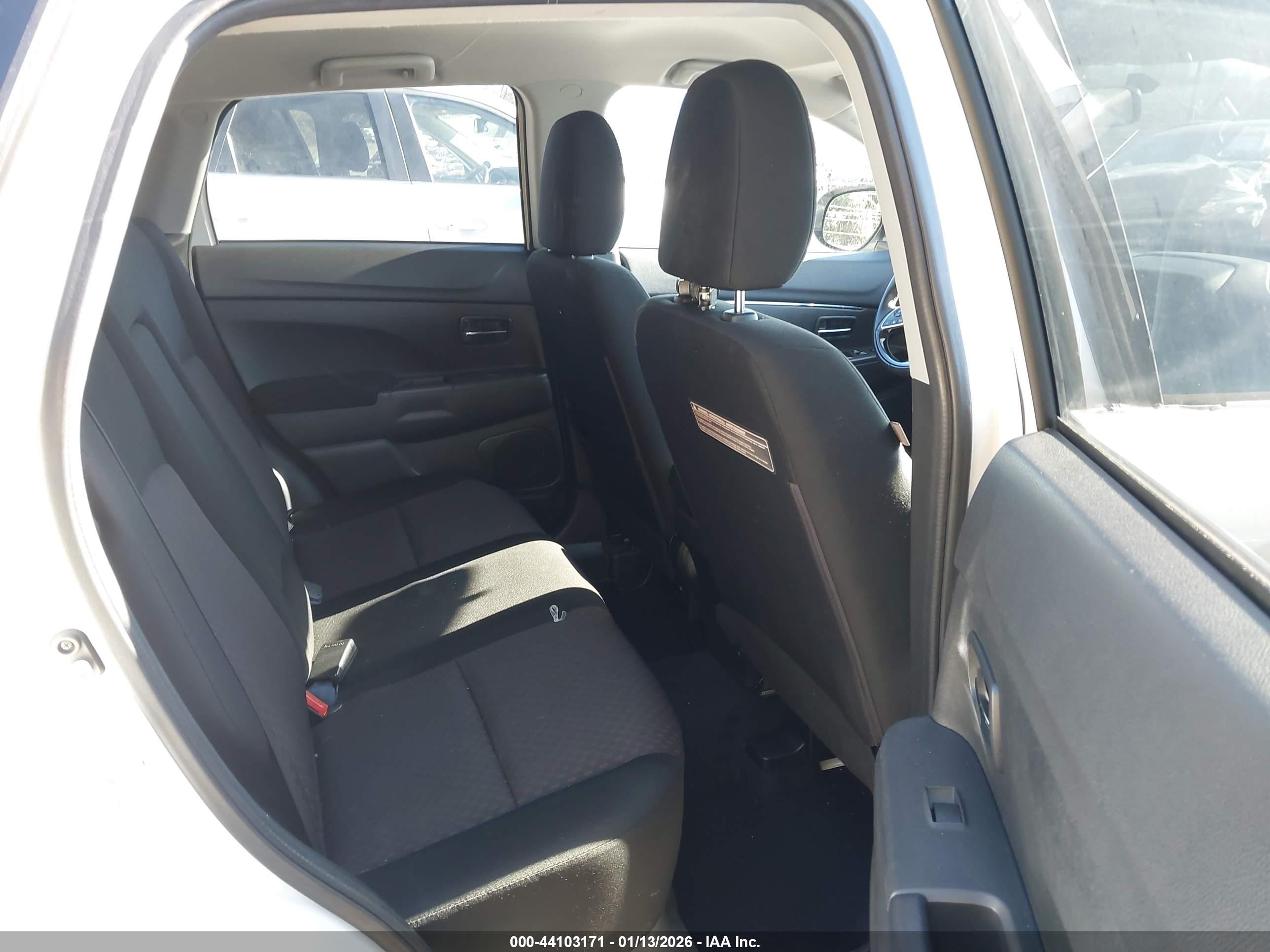 MITSUBISHI OUTLANDER image 8
