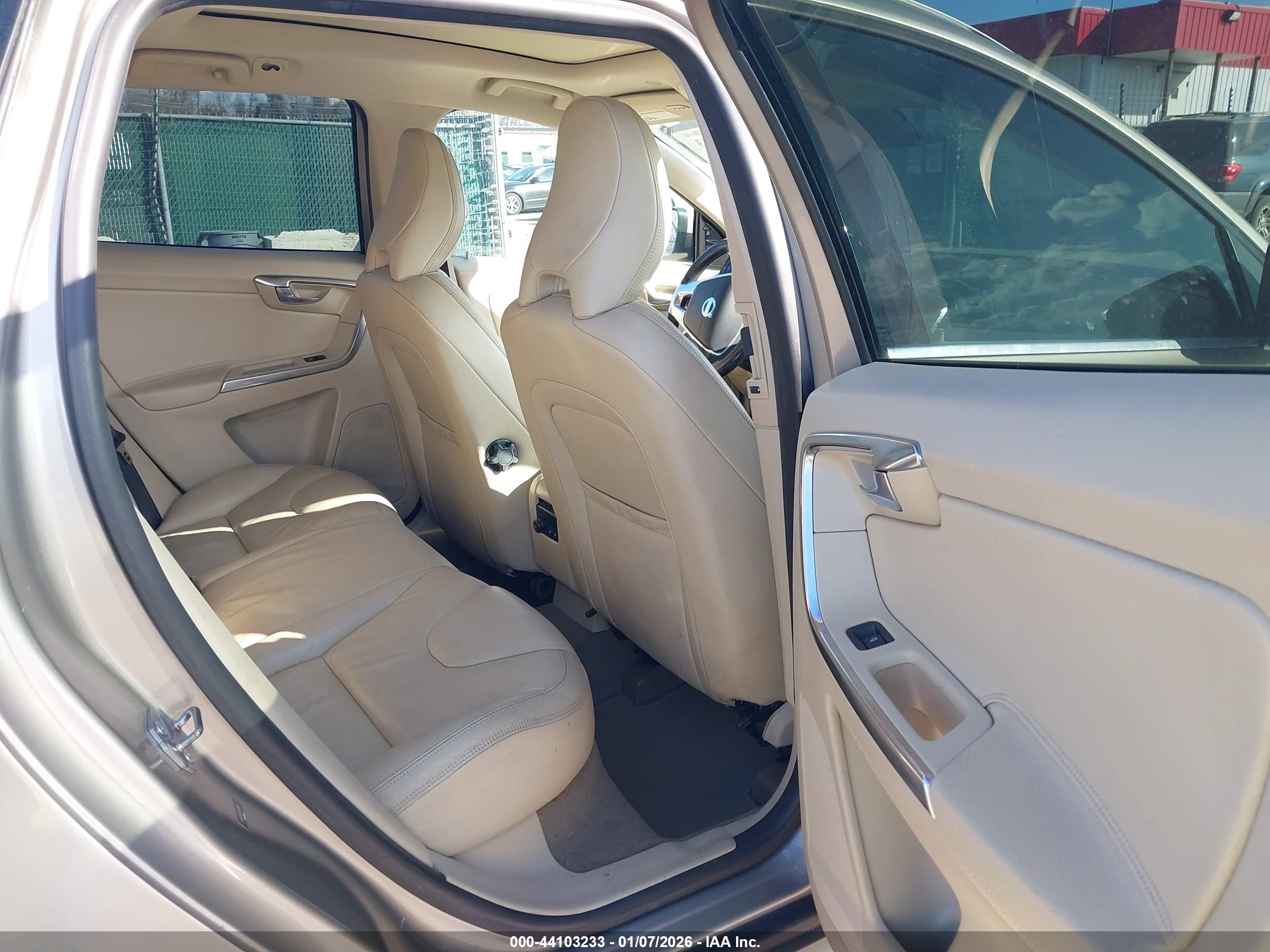 VOLVO XC60 image 8