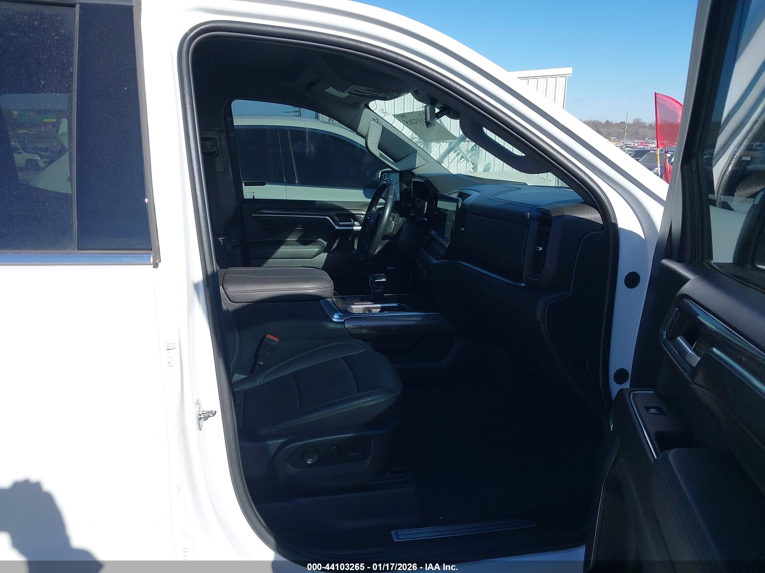 CHEVROLET SILVERADO image 5