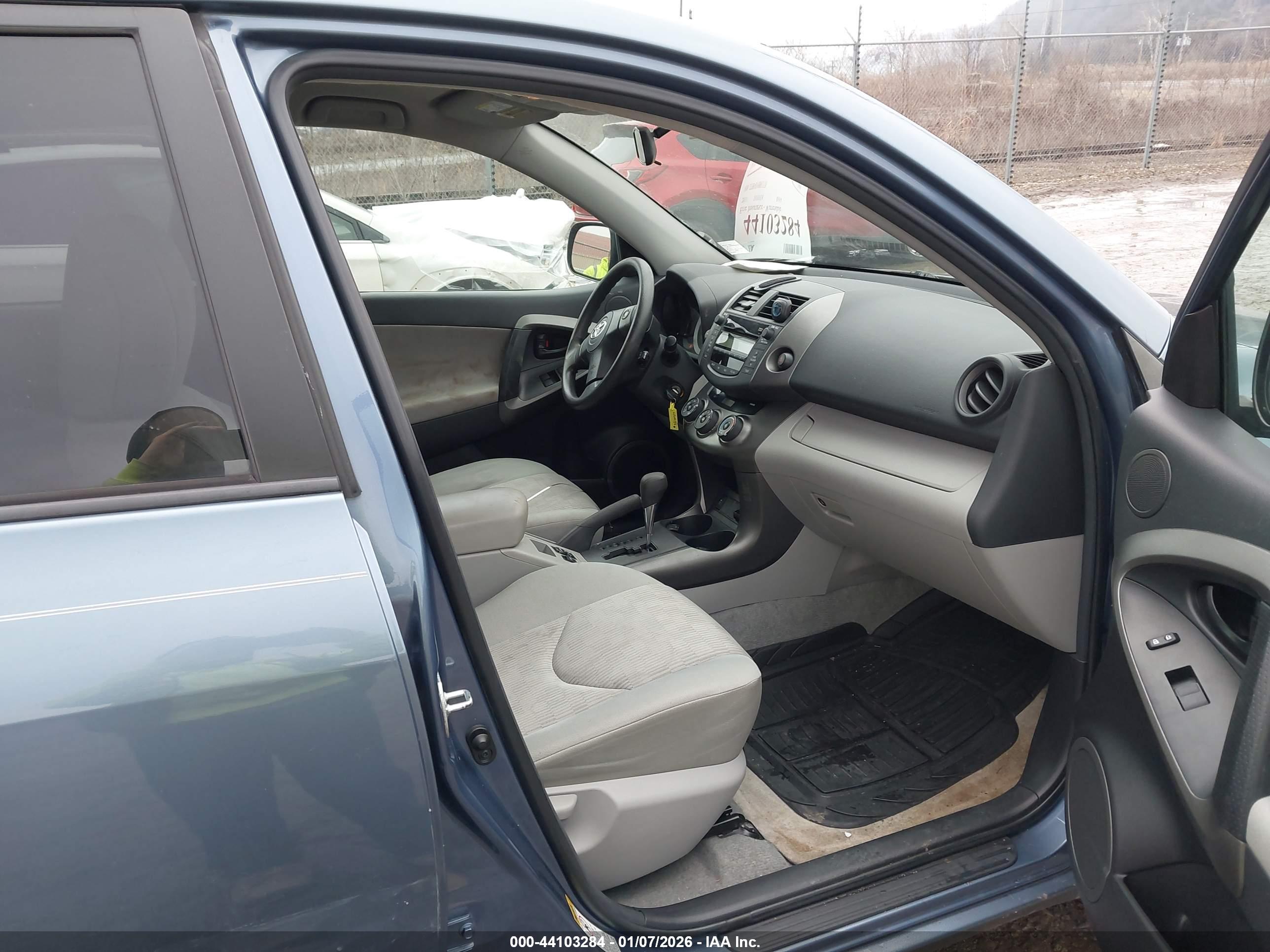 TOYOTA RAV4 image 5