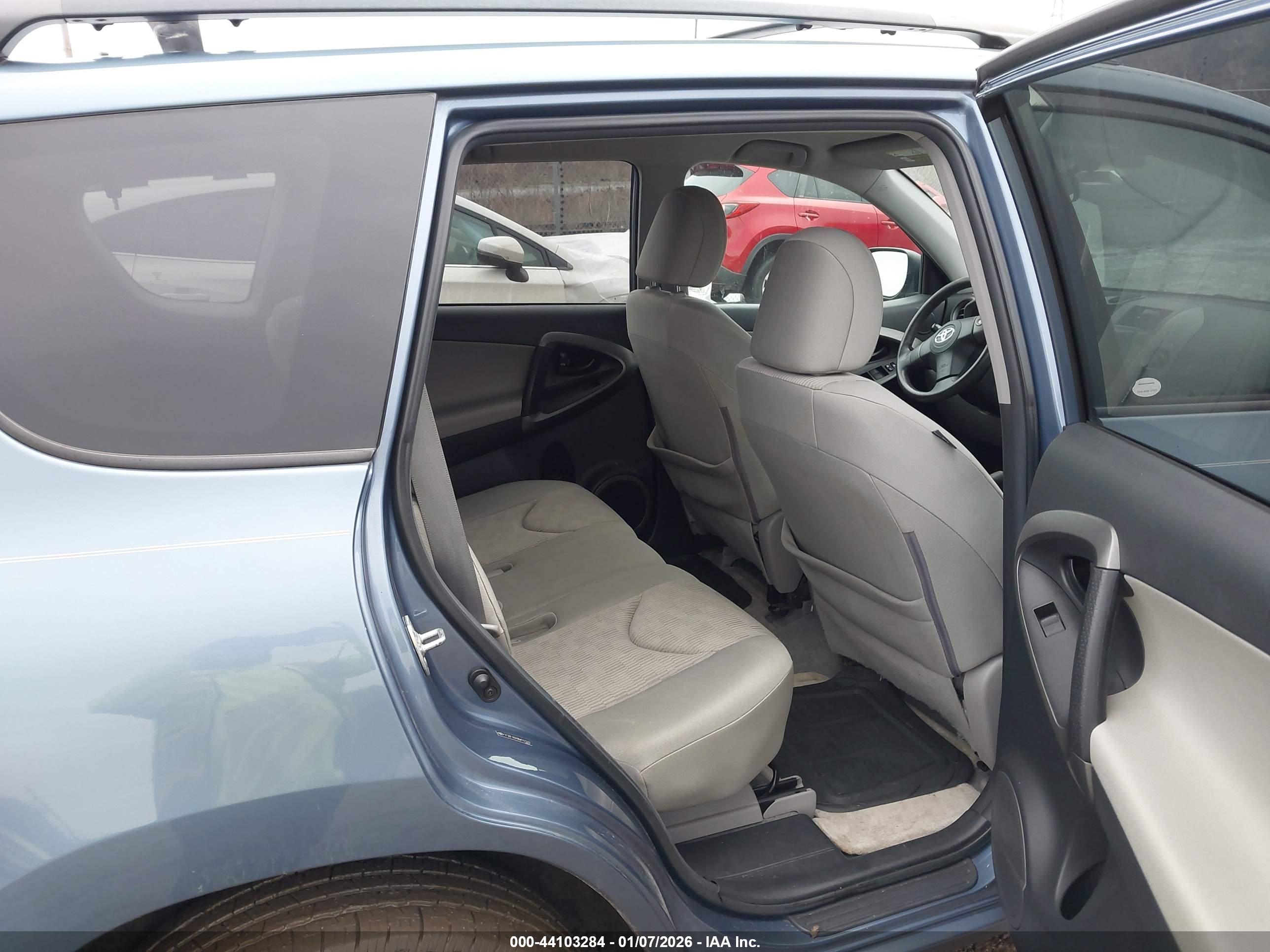 TOYOTA RAV4 image 8