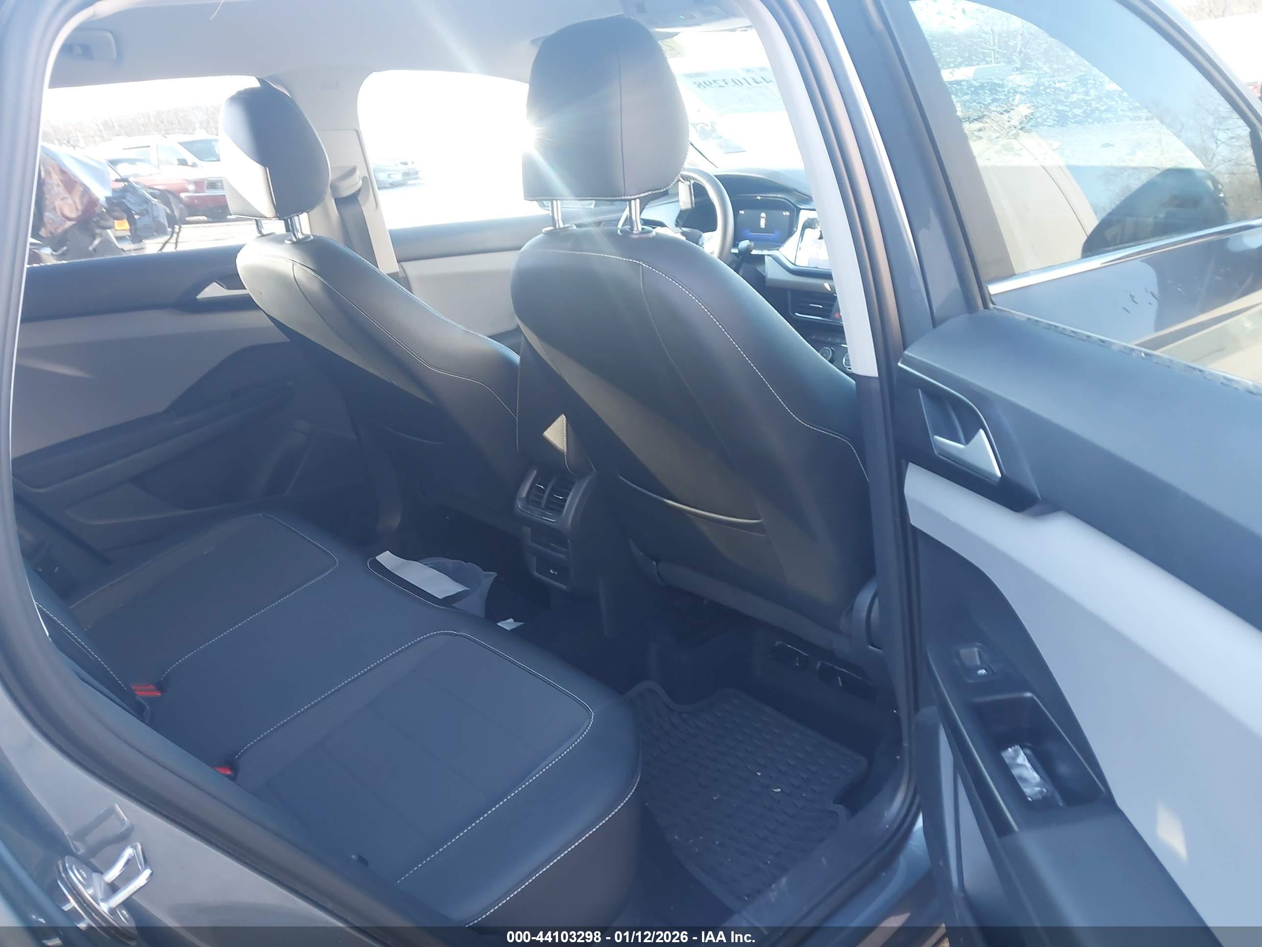 VOLKSWAGEN TAOS image 8