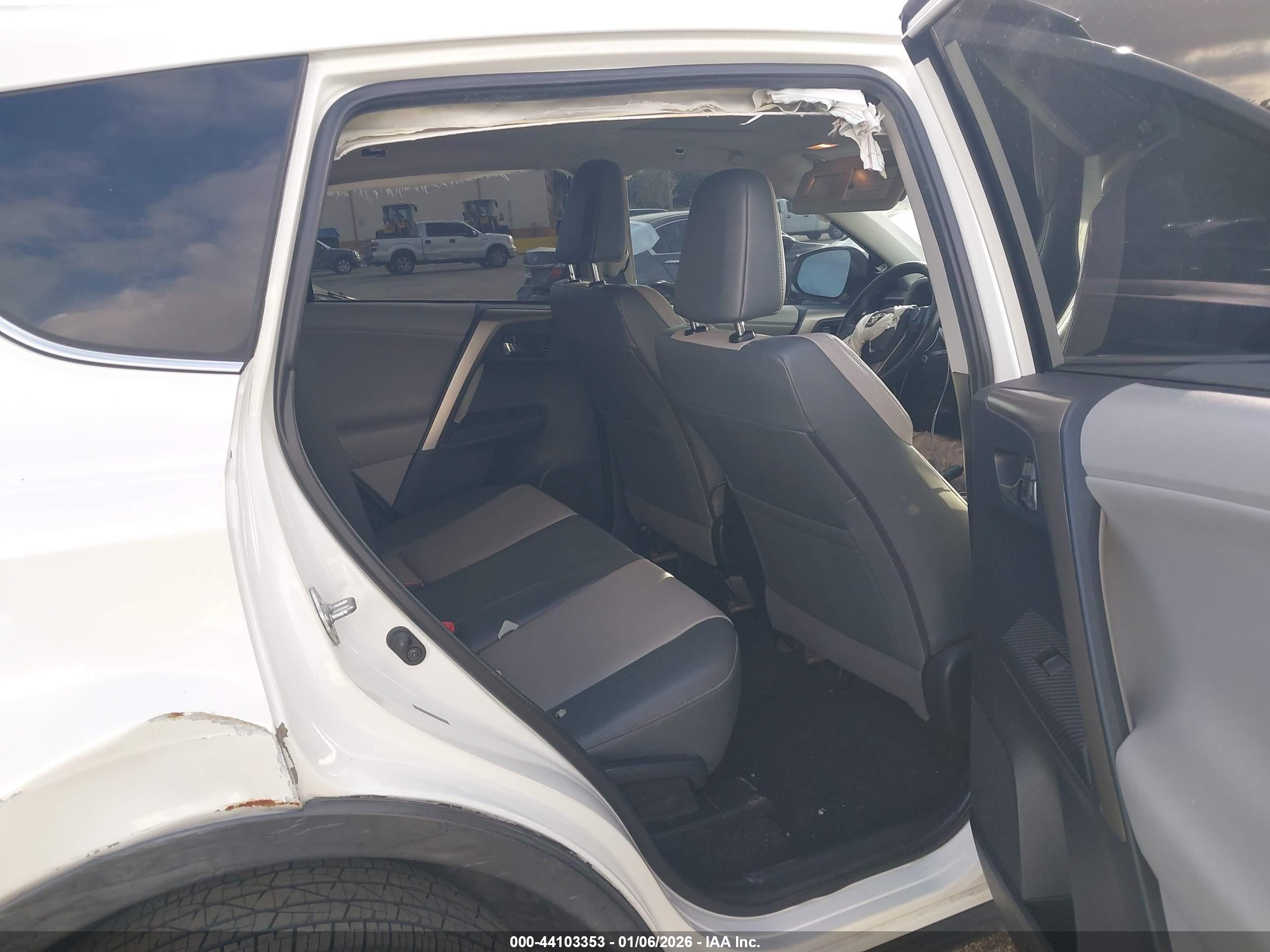 TOYOTA RAV4 image 8