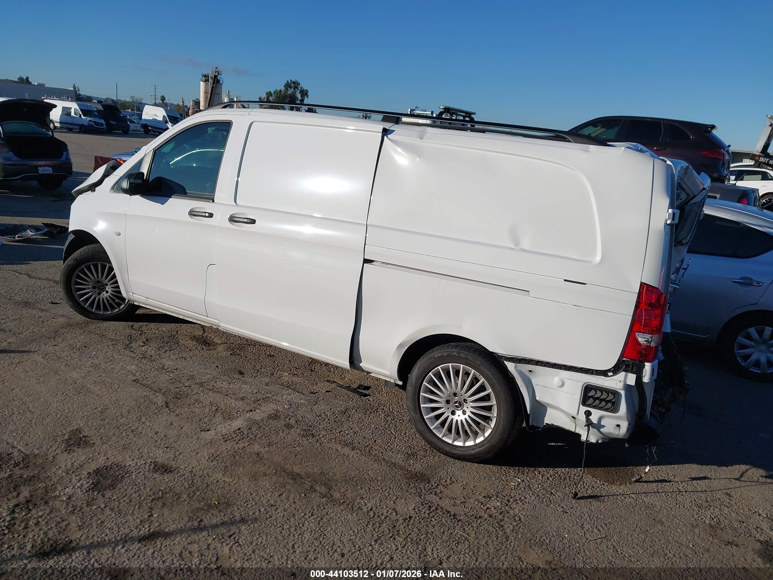 MERCEDES-BENZ METRIS image 3