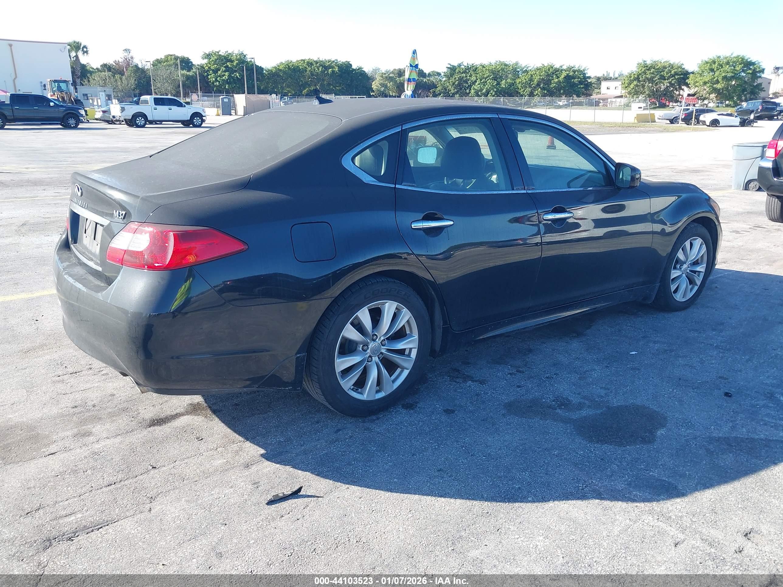 INFINITI M37 image 4