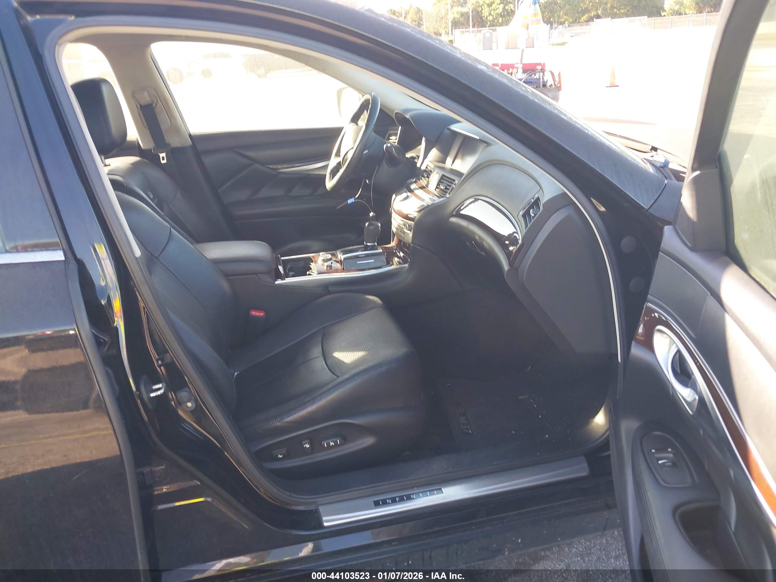 INFINITI M37 image 5