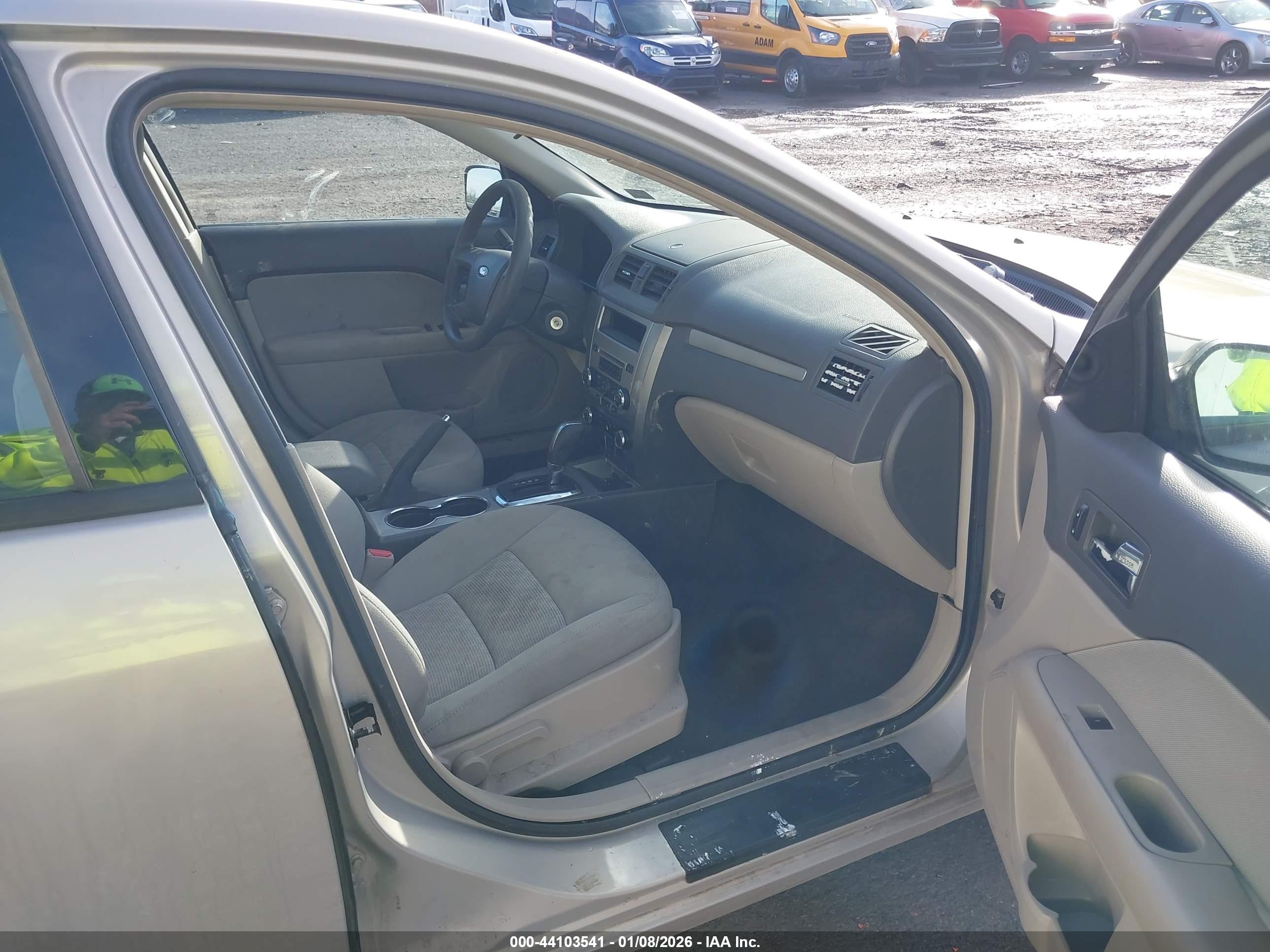 FORD FUSION image 5