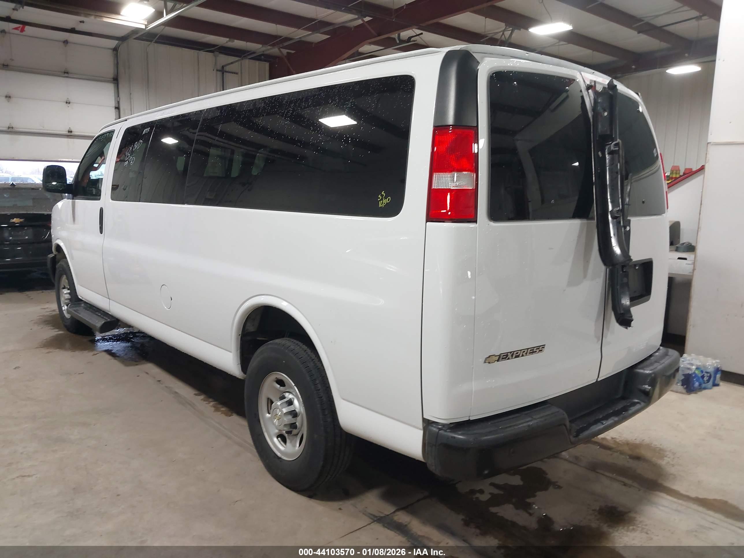CHEVROLET EXPRESS image 3