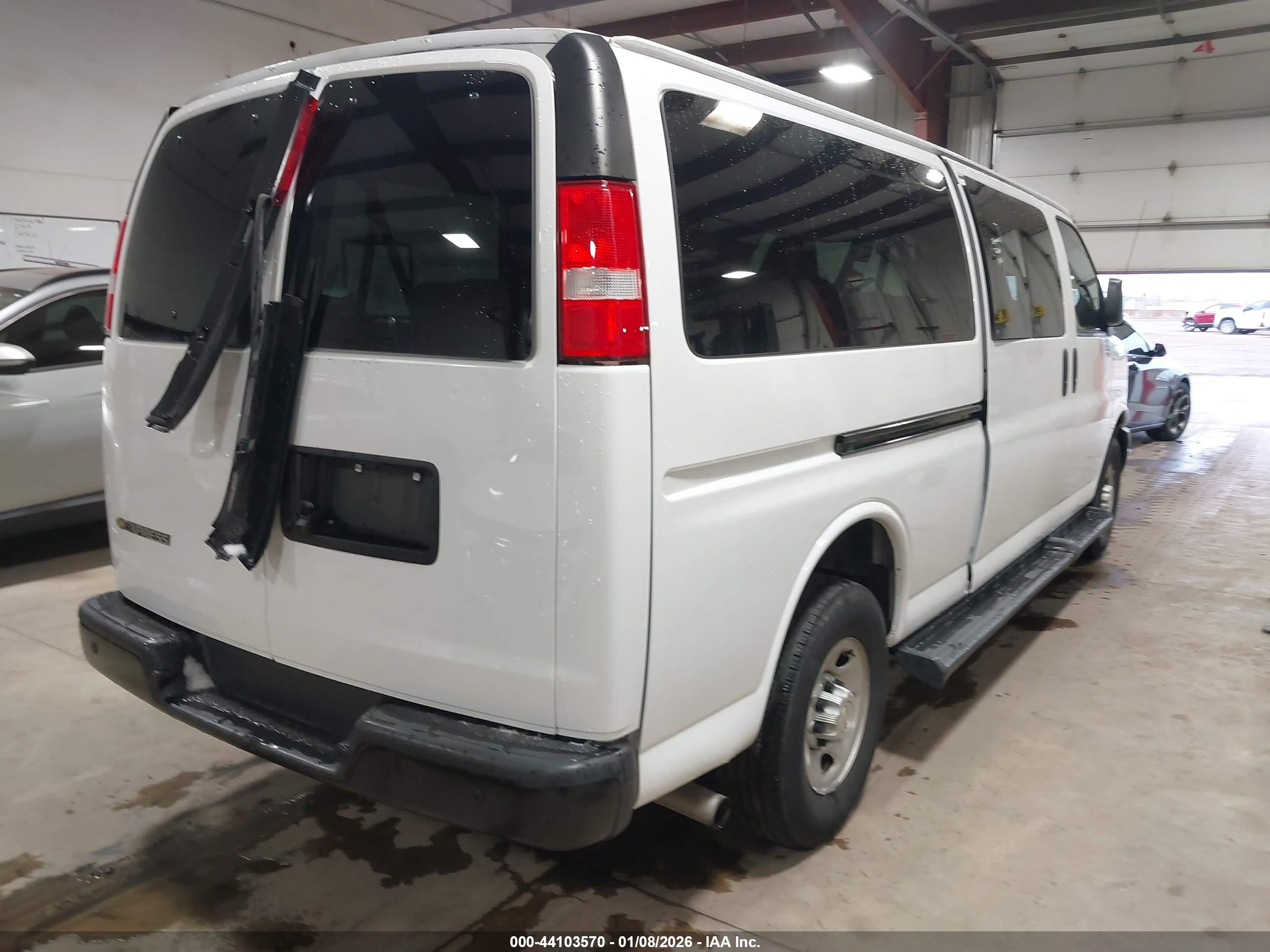 CHEVROLET EXPRESS image 4