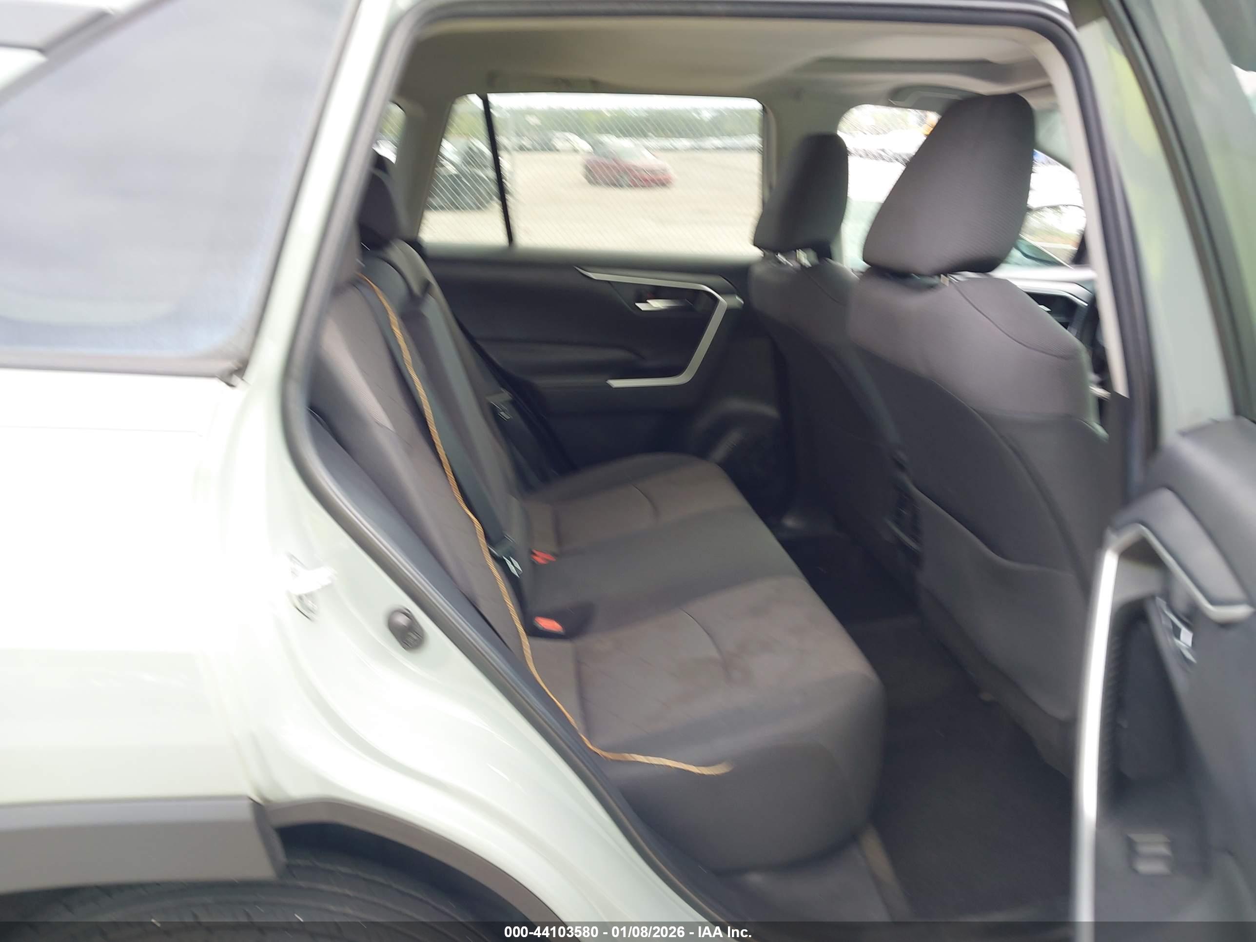 TOYOTA RAV4 image 8