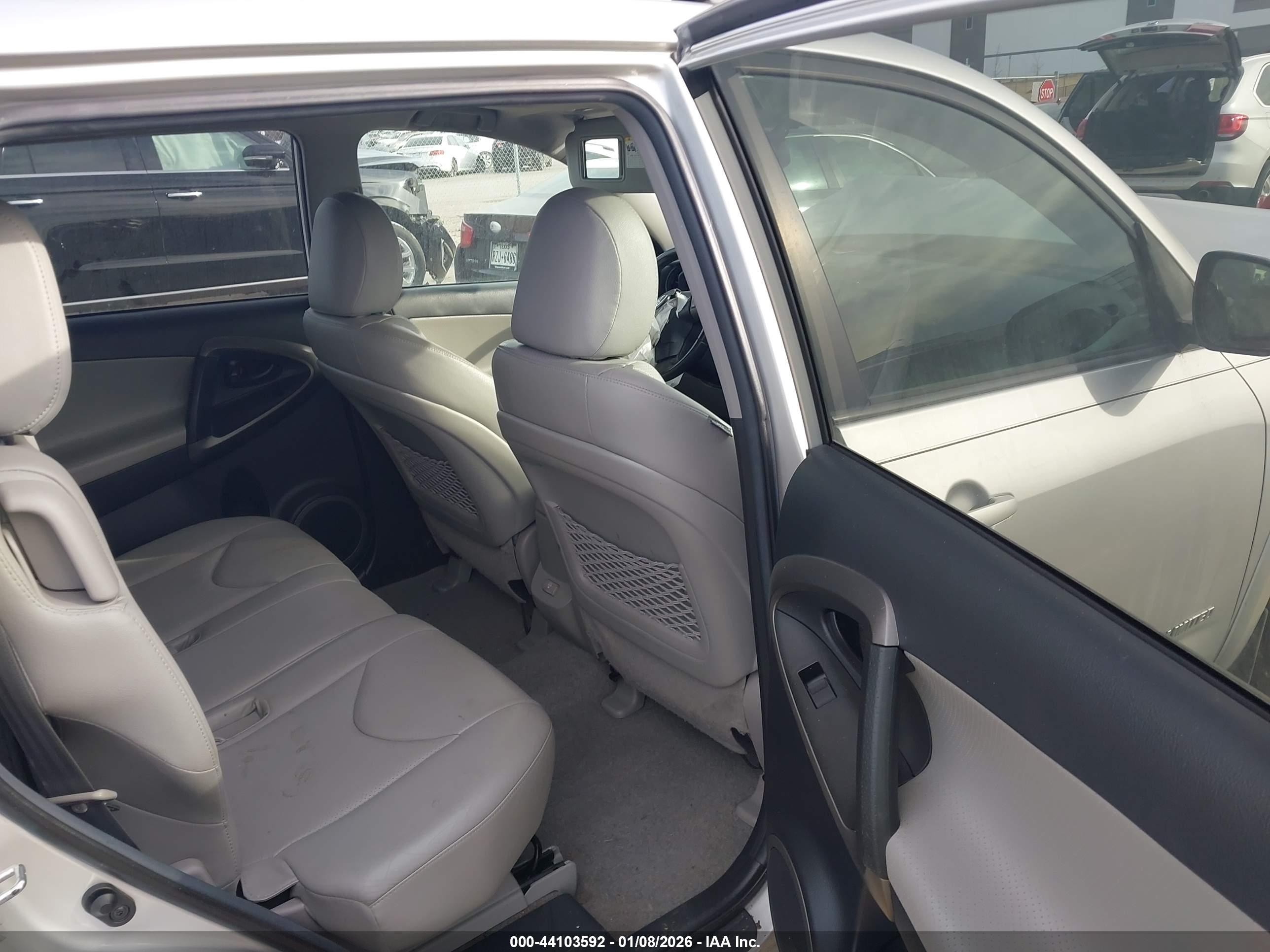 TOYOTA RAV4 image 8