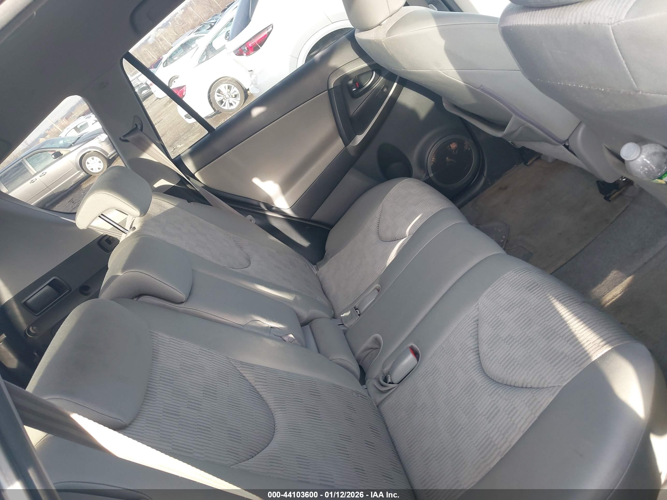 TOYOTA RAV4 image 8