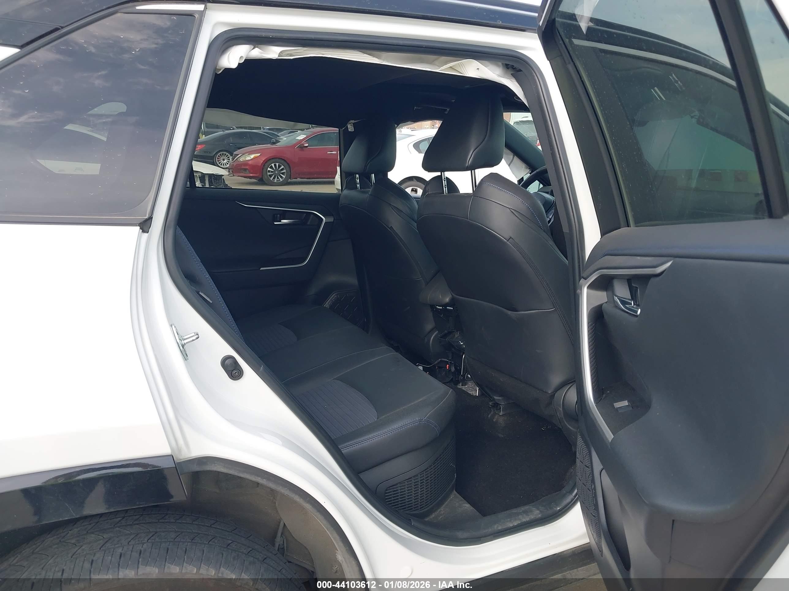 TOYOTA RAV4 image 8