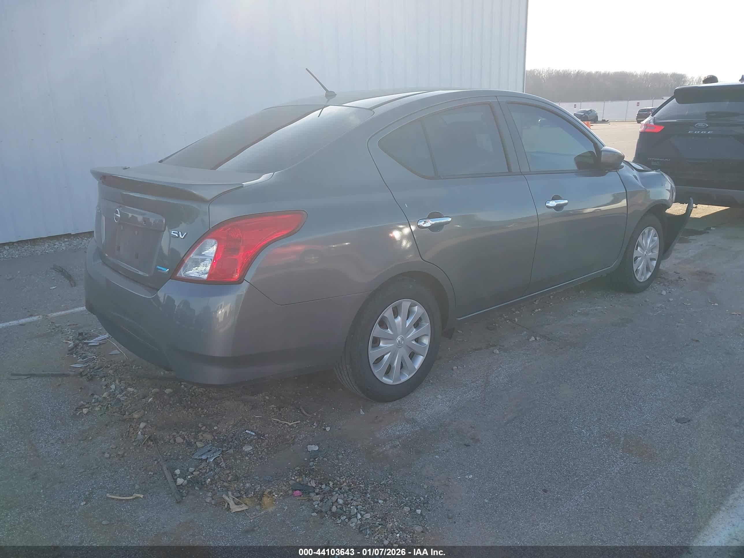 NISSAN VERSA image 4