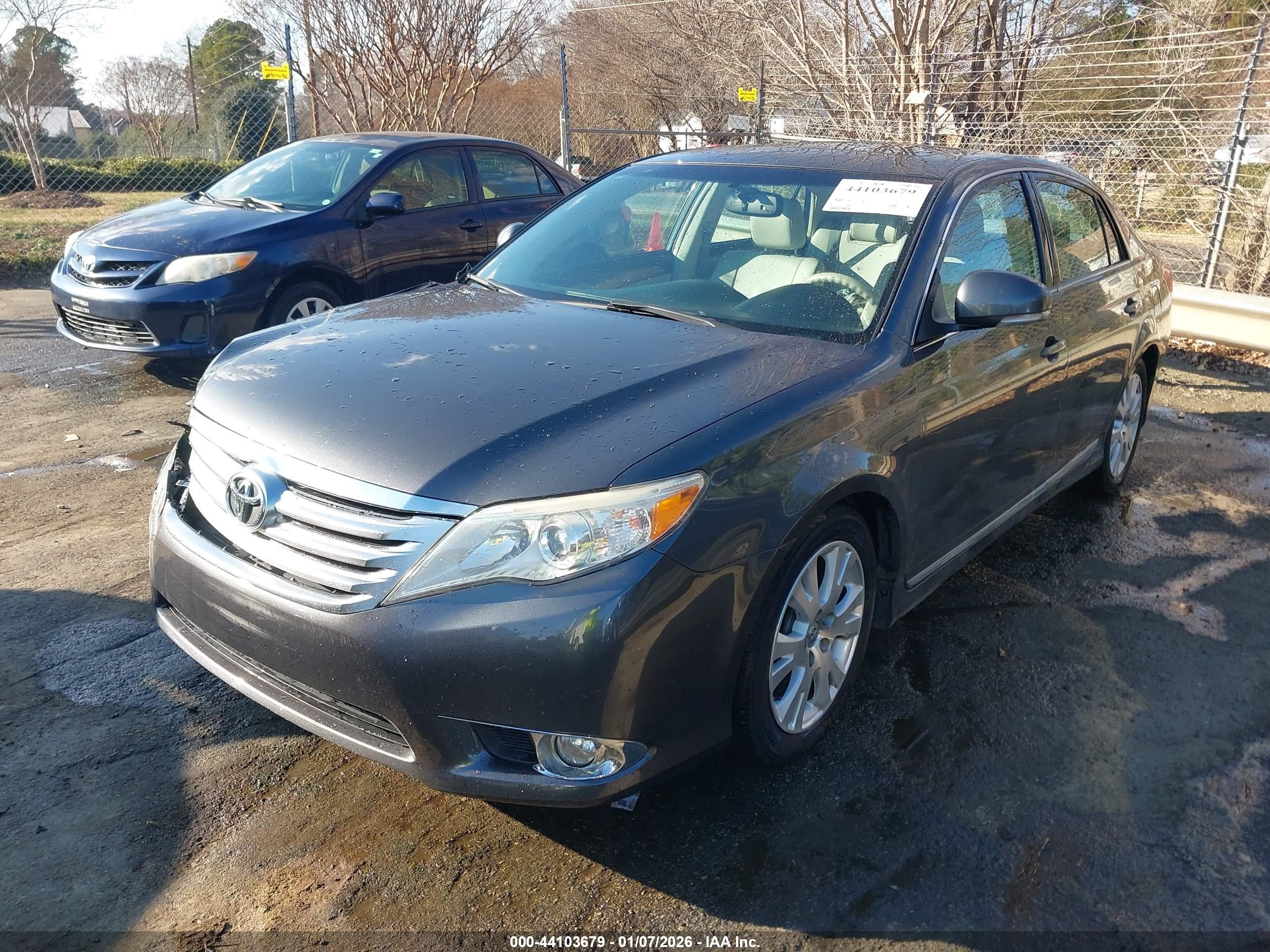 TOYOTA AVALON image 2