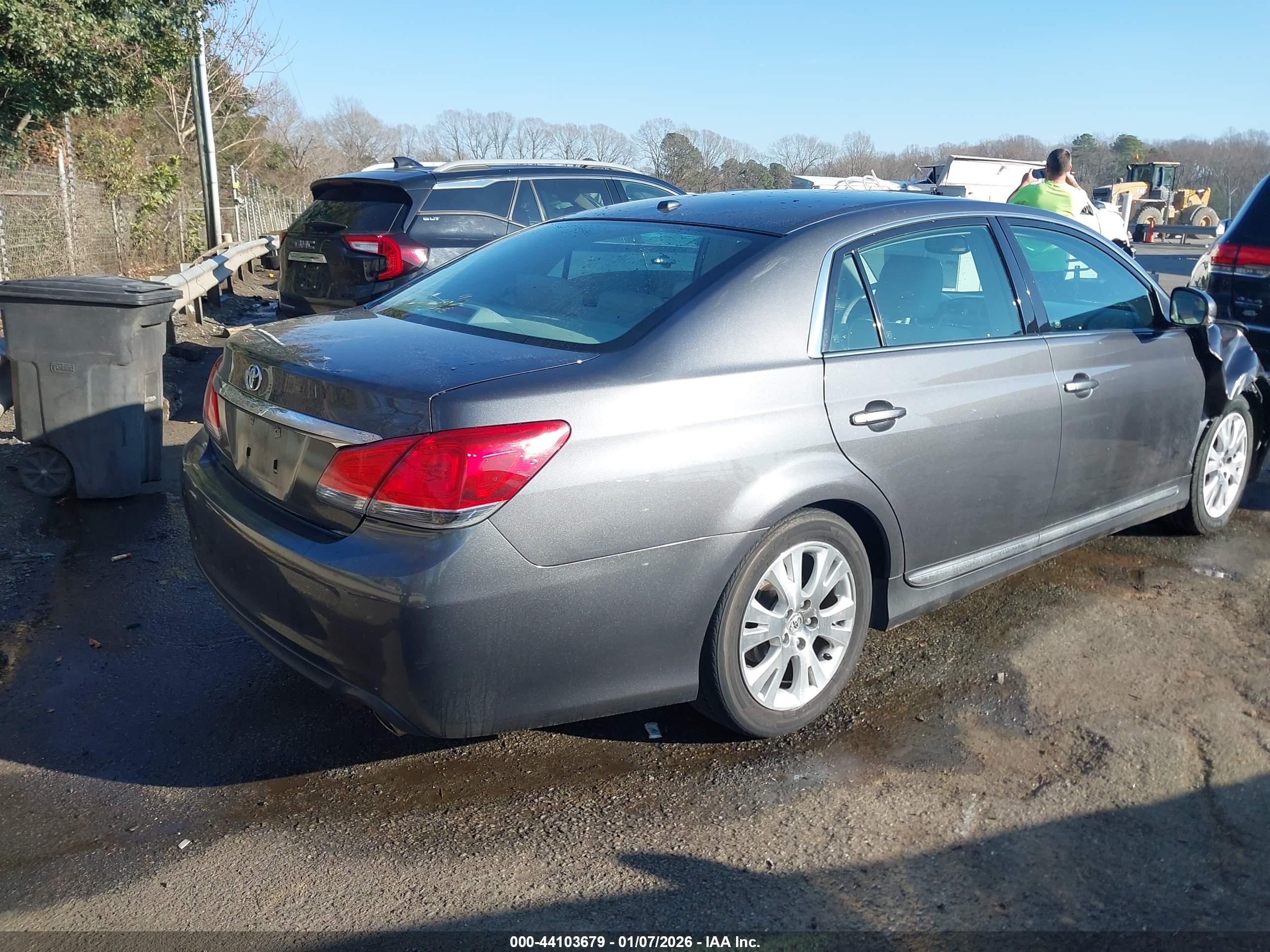 TOYOTA AVALON image 4