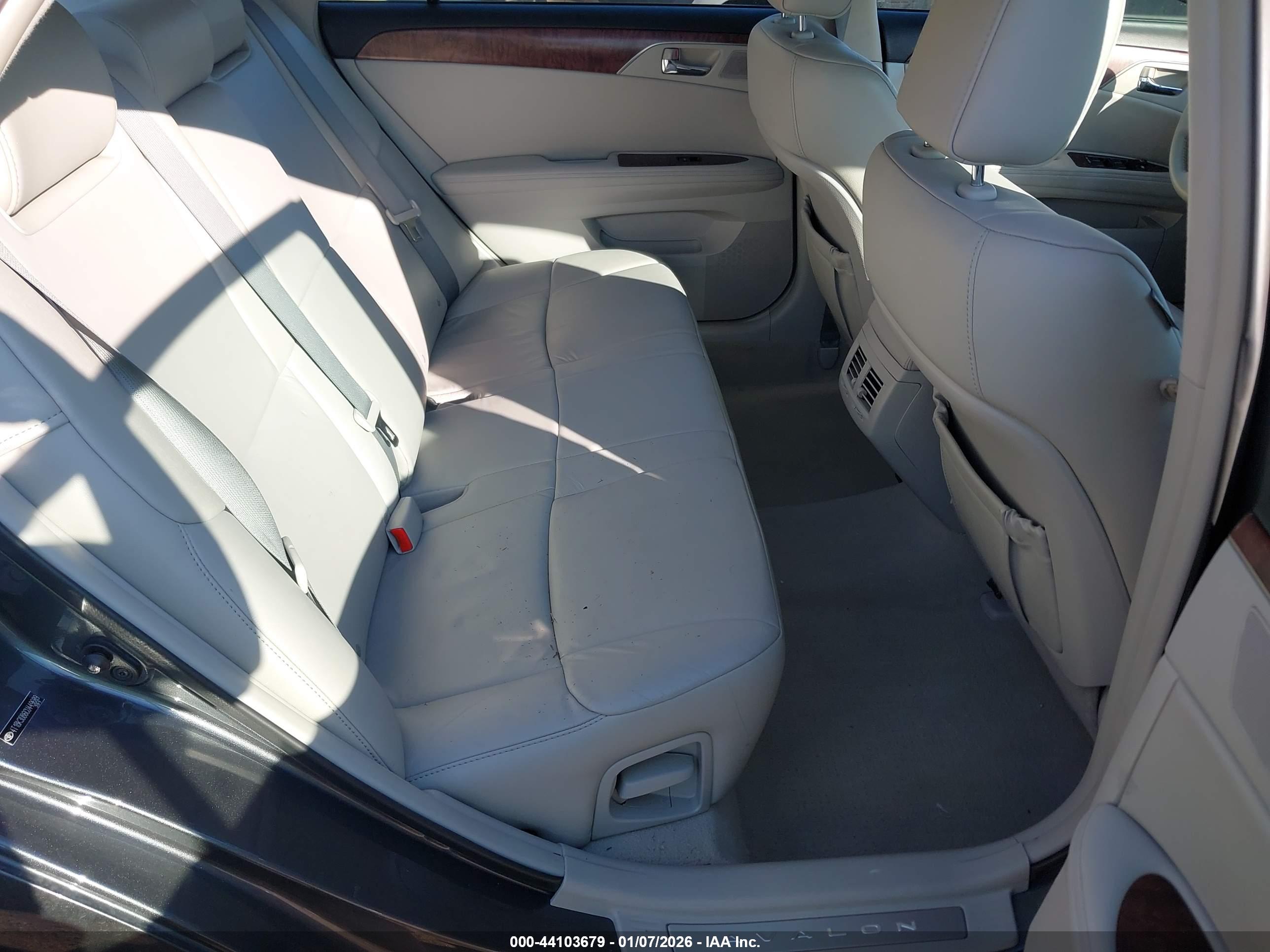 TOYOTA AVALON image 8