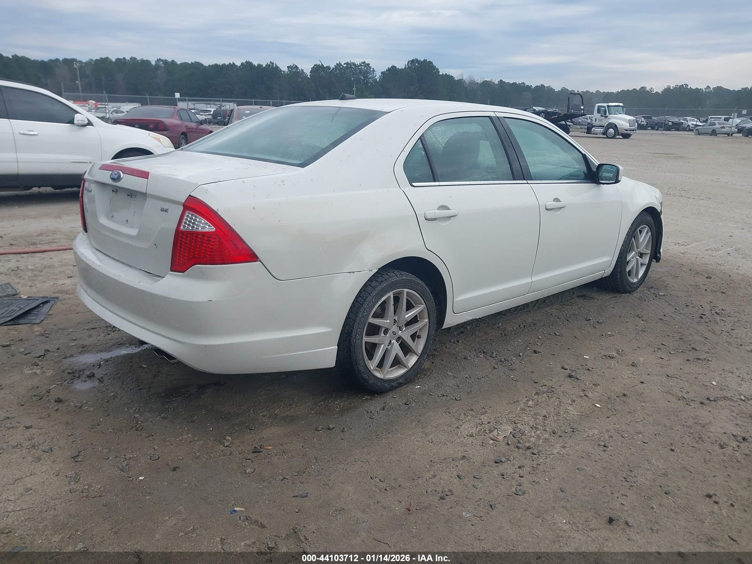 FORD FUSION image 4
