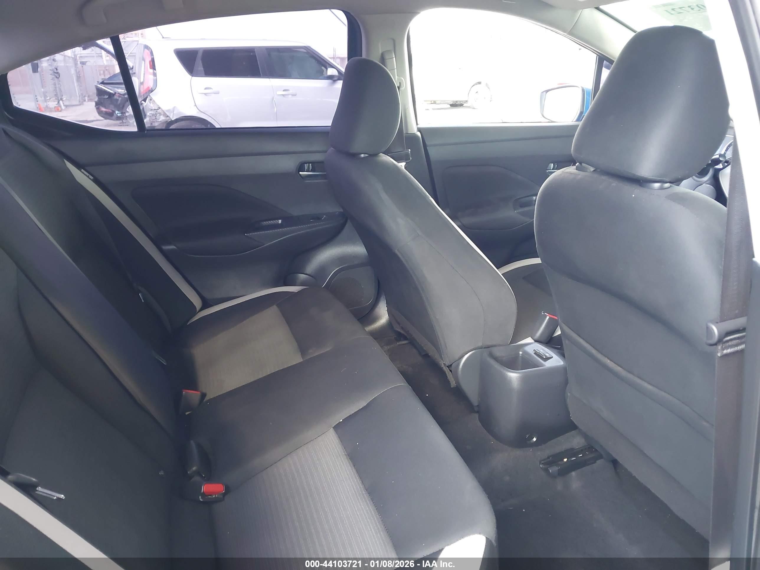 NISSAN VERSA image 8