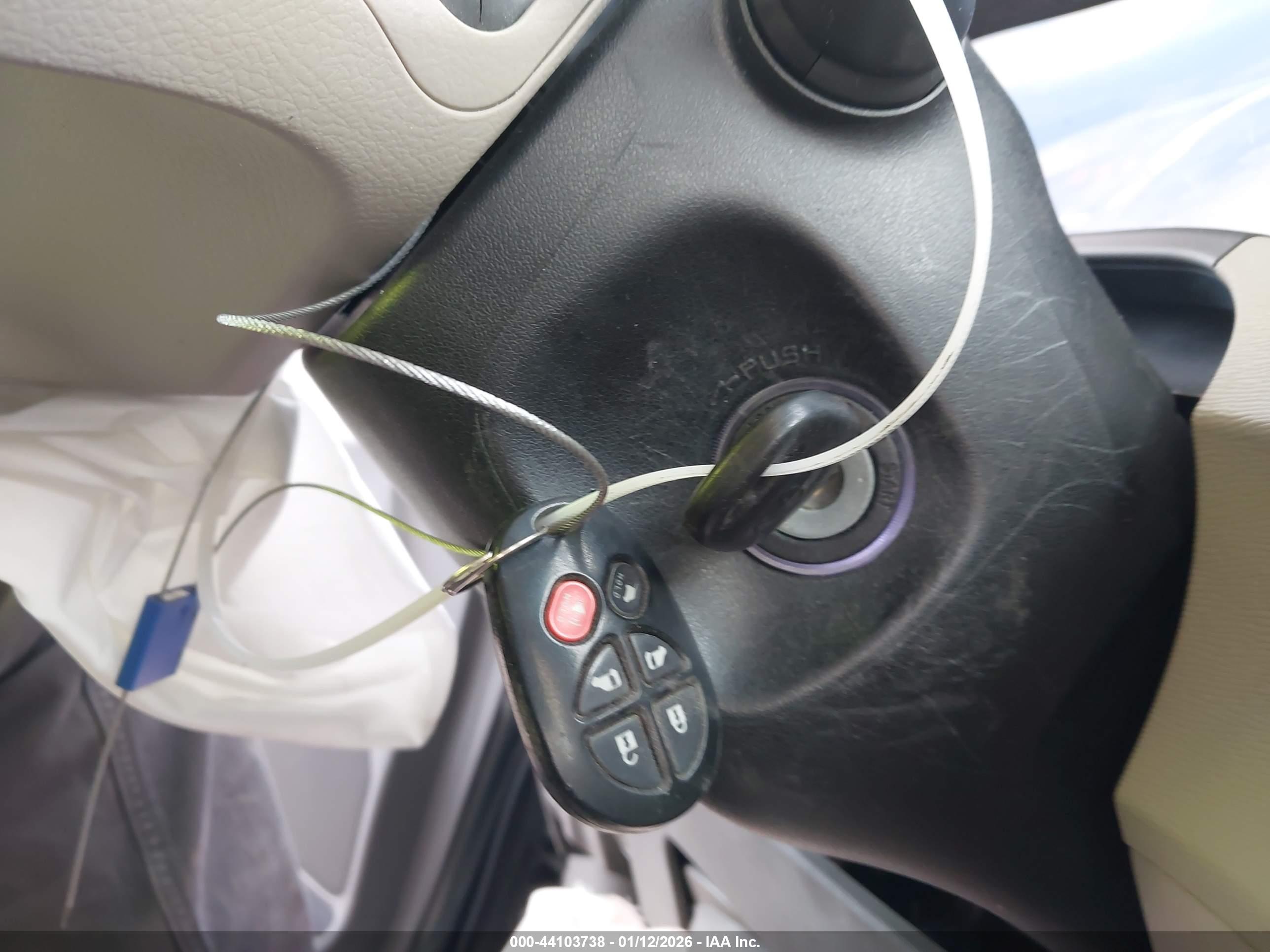 TOYOTA SIENNA image 11