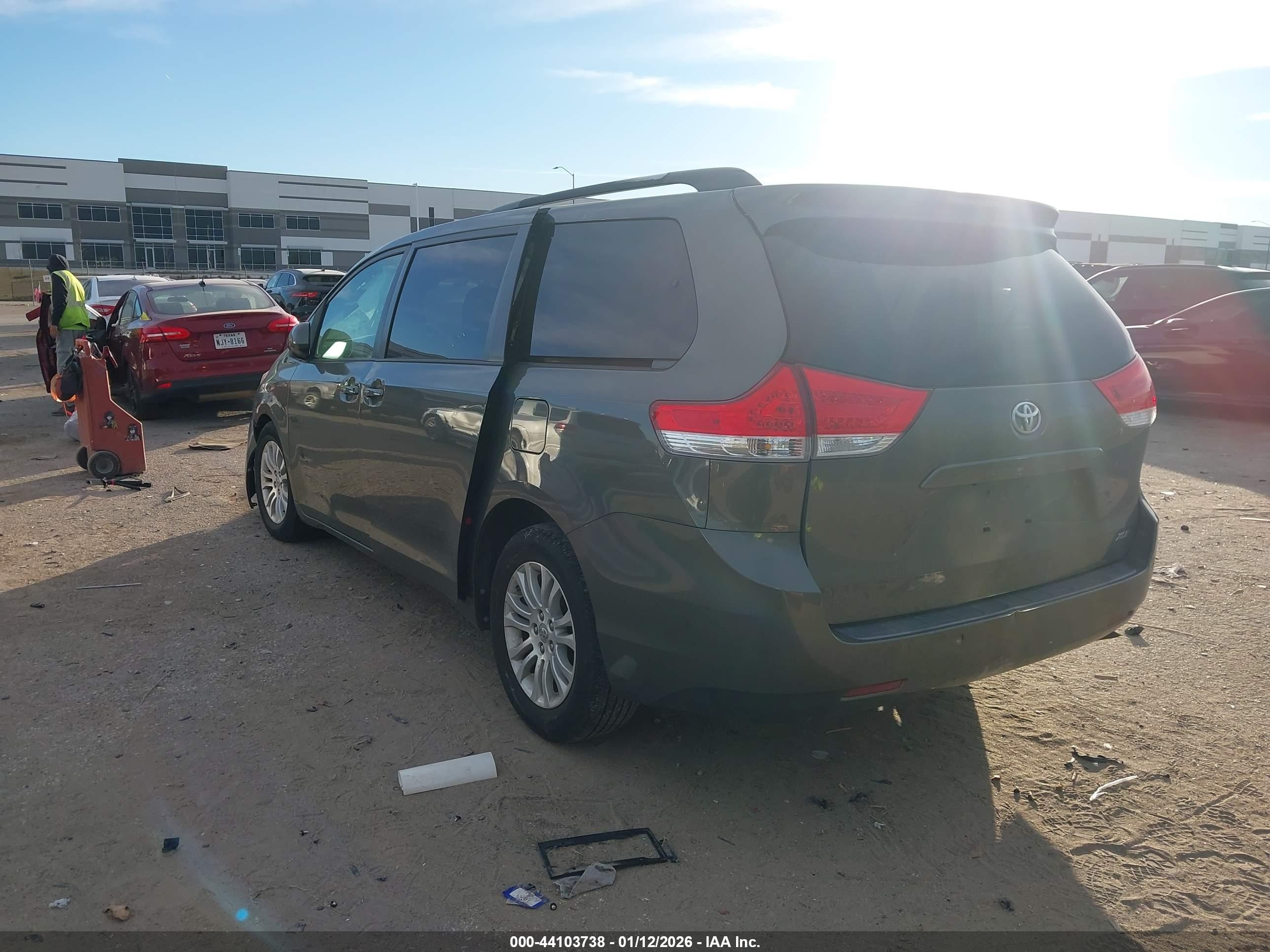 TOYOTA SIENNA image 3