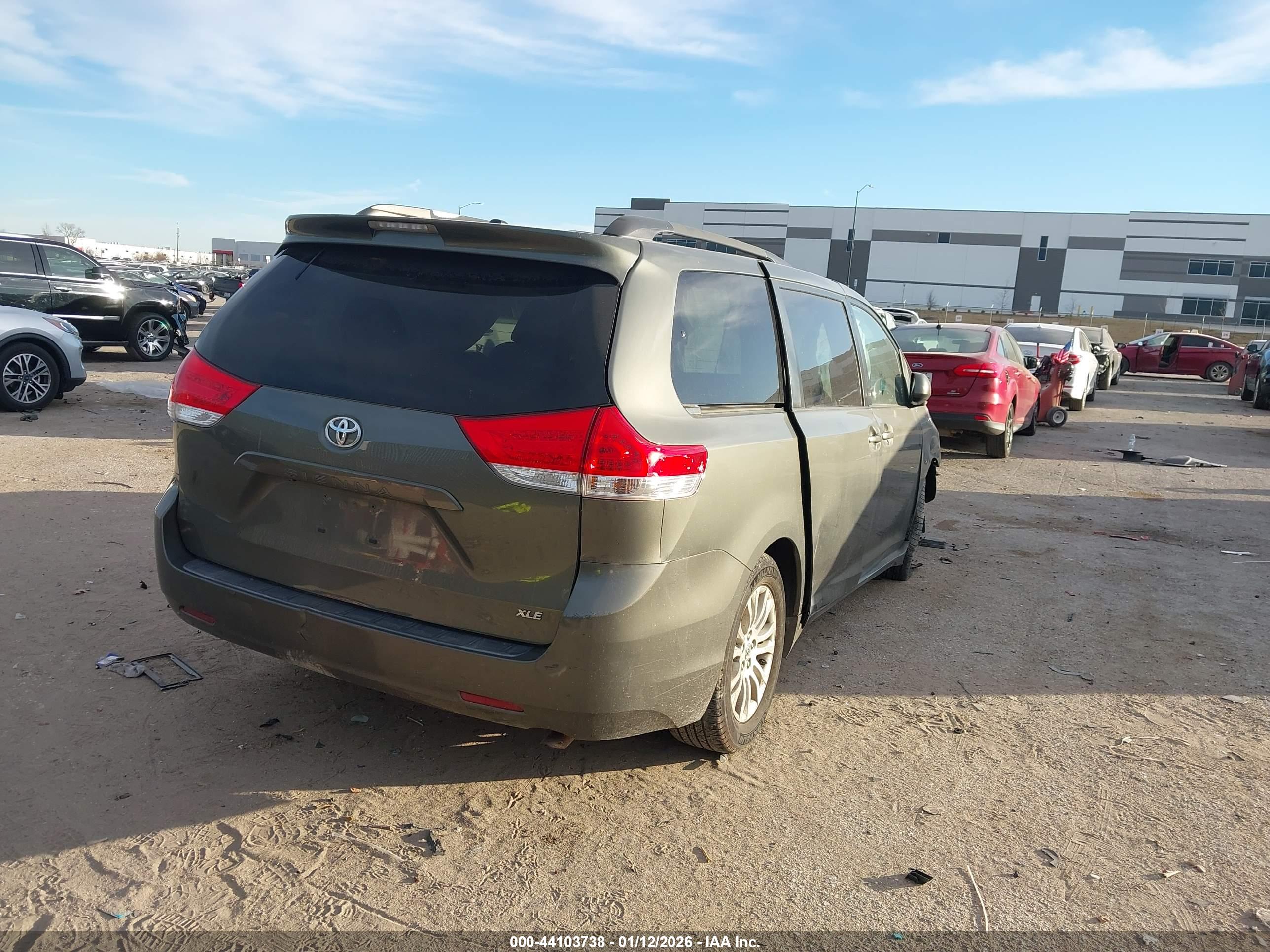 TOYOTA SIENNA image 4