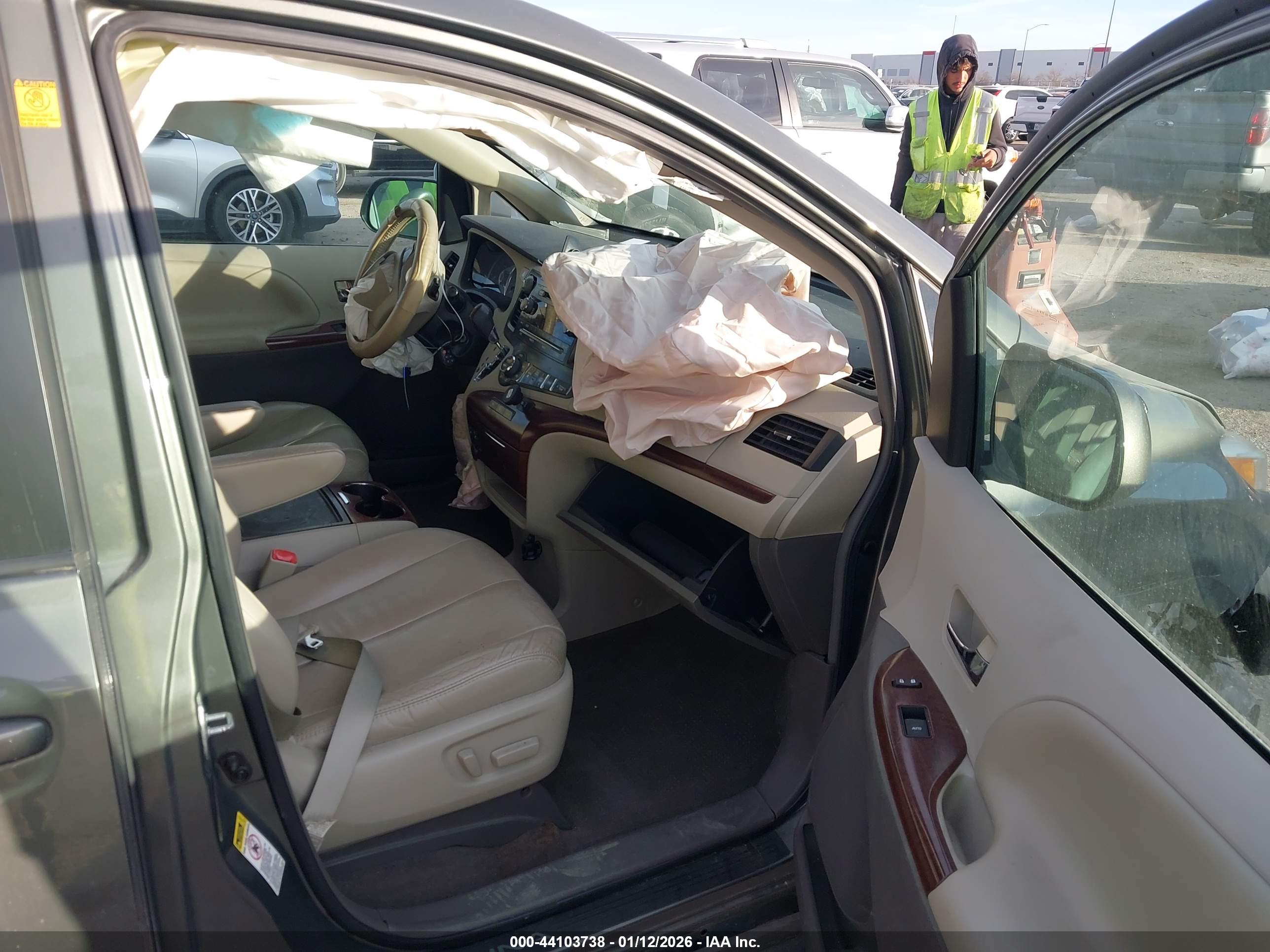 TOYOTA SIENNA image 5