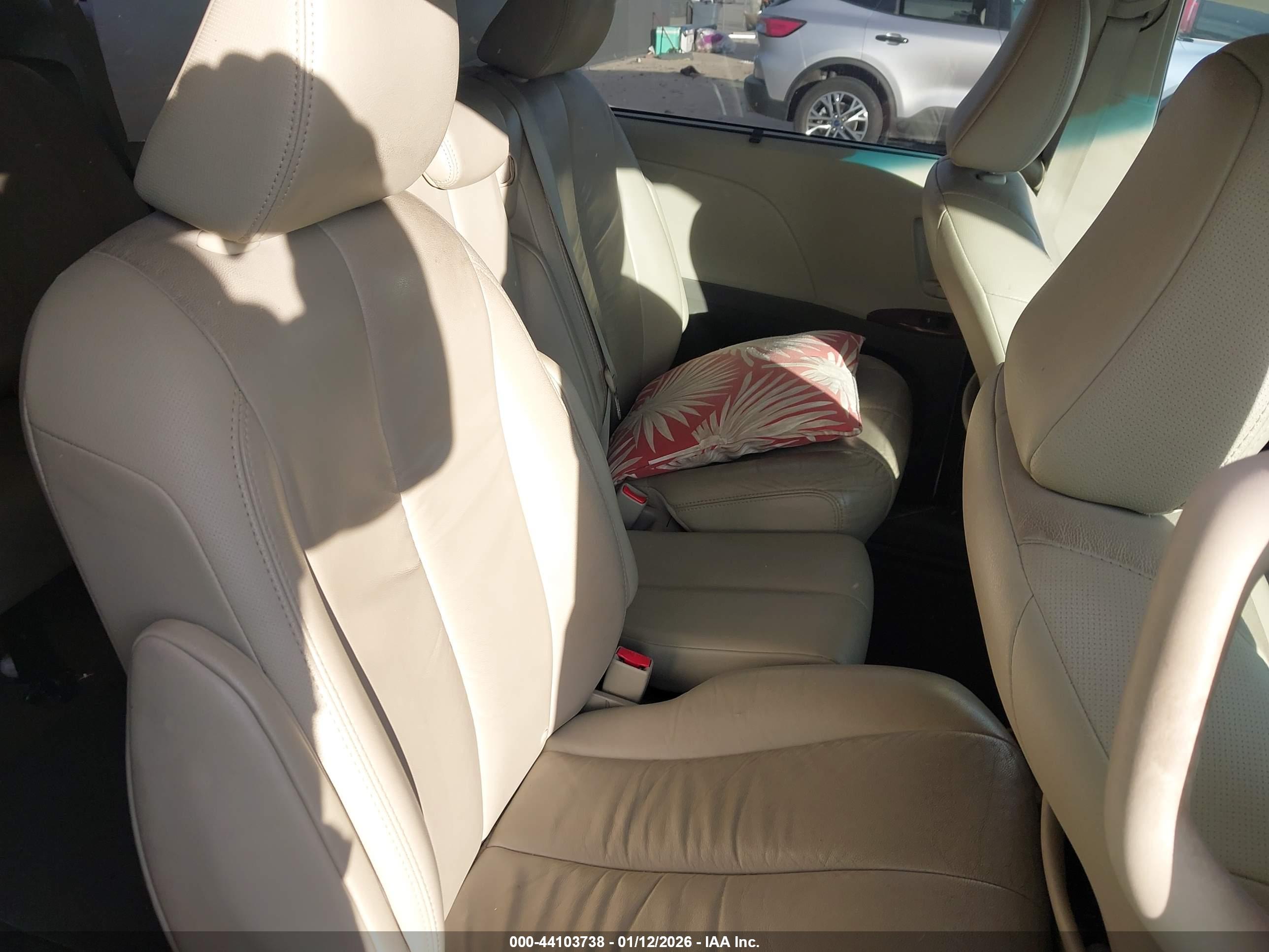 TOYOTA SIENNA image 8