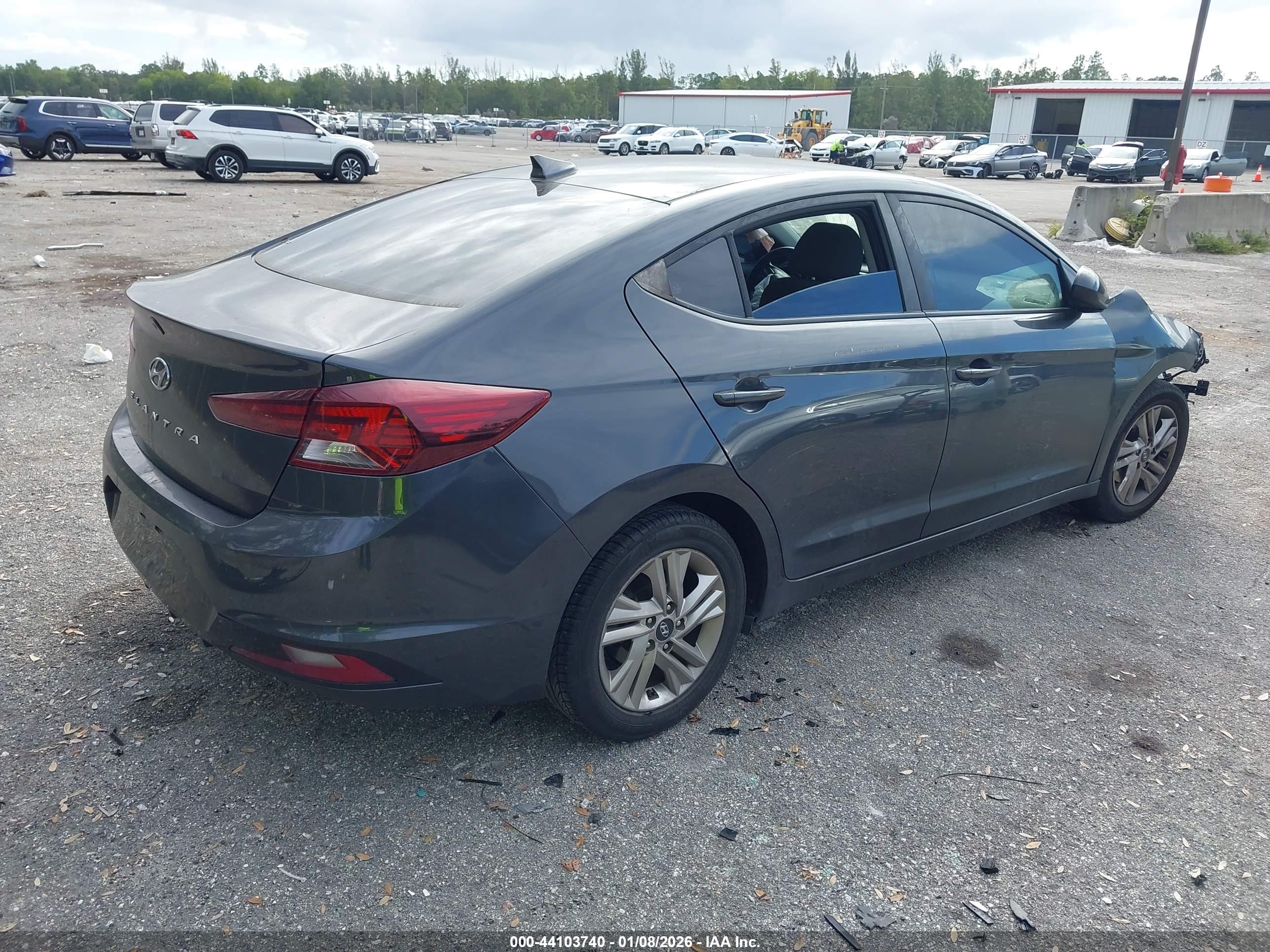 HYUNDAI ELANTRA image 4