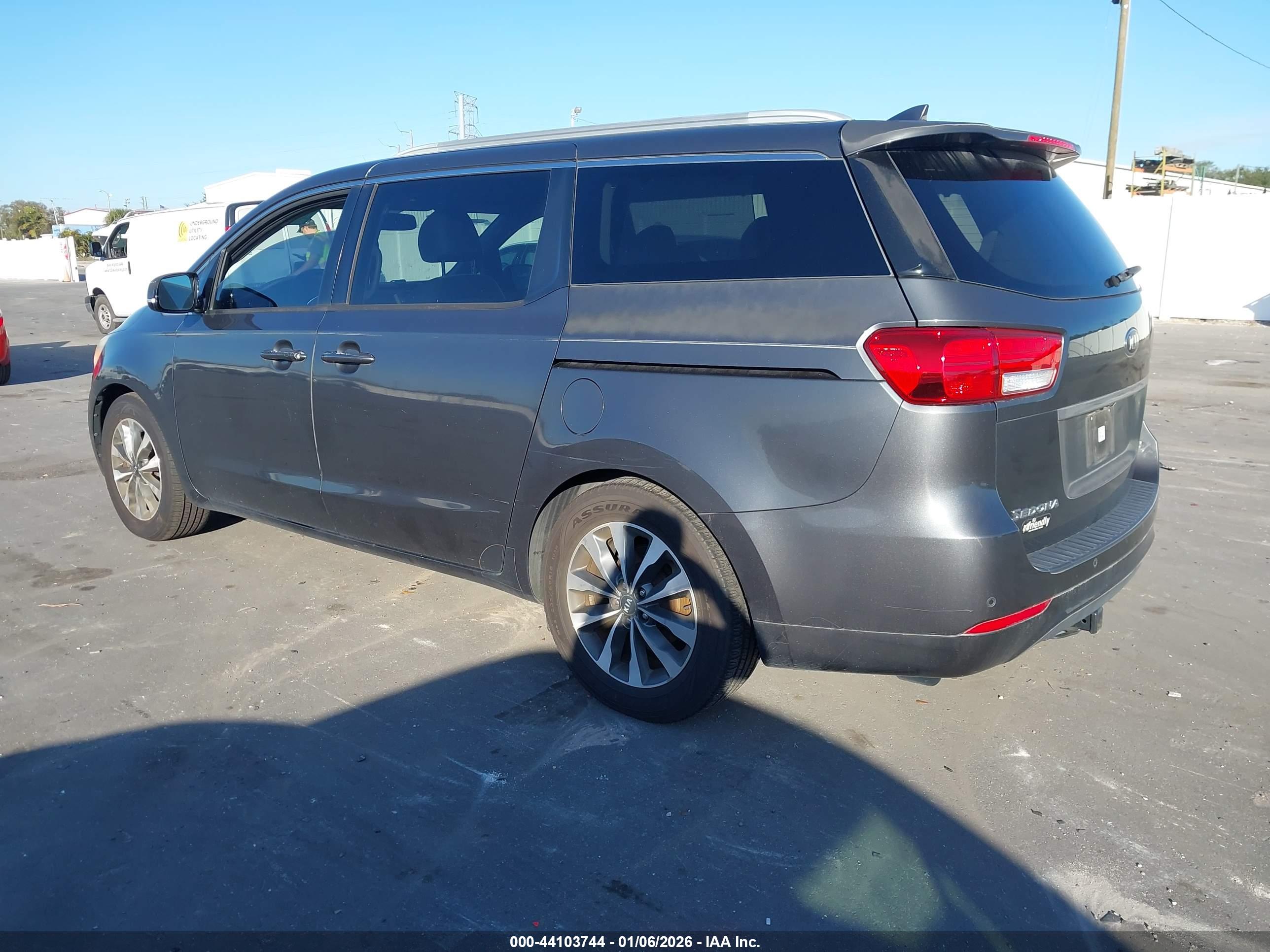 KIA SEDONA image 3