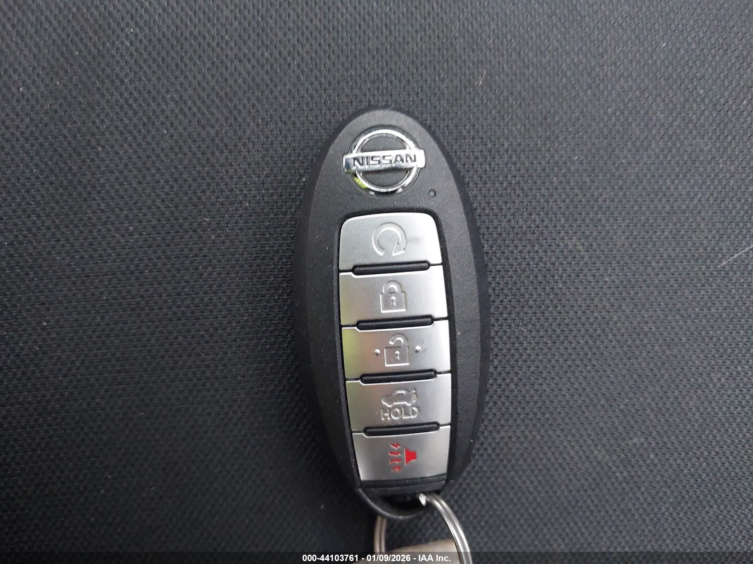 NISSAN VERSA image 11