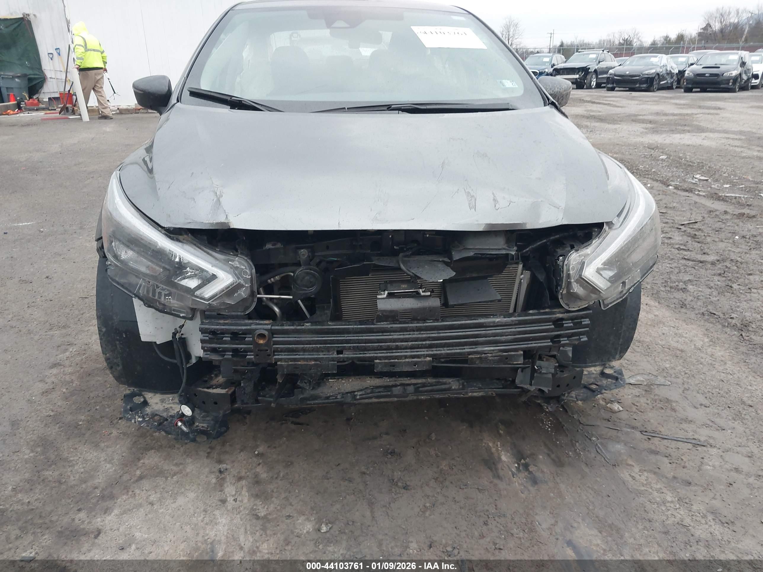 NISSAN VERSA image 6