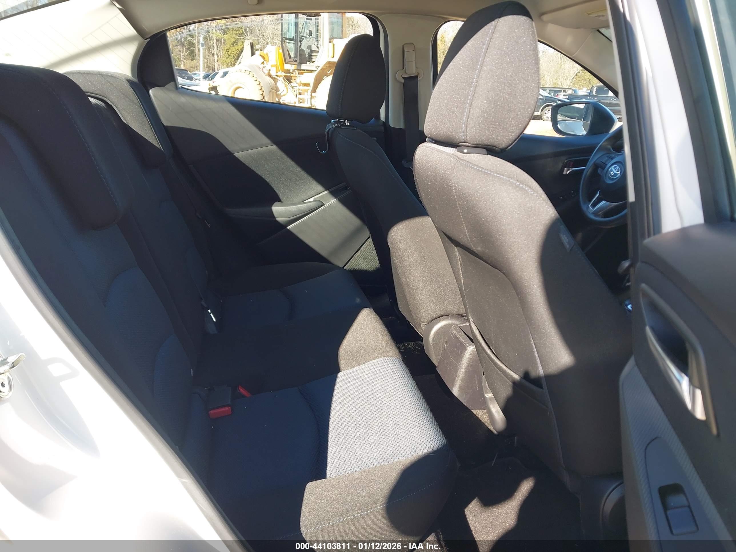 TOYOTA YARIS image 8