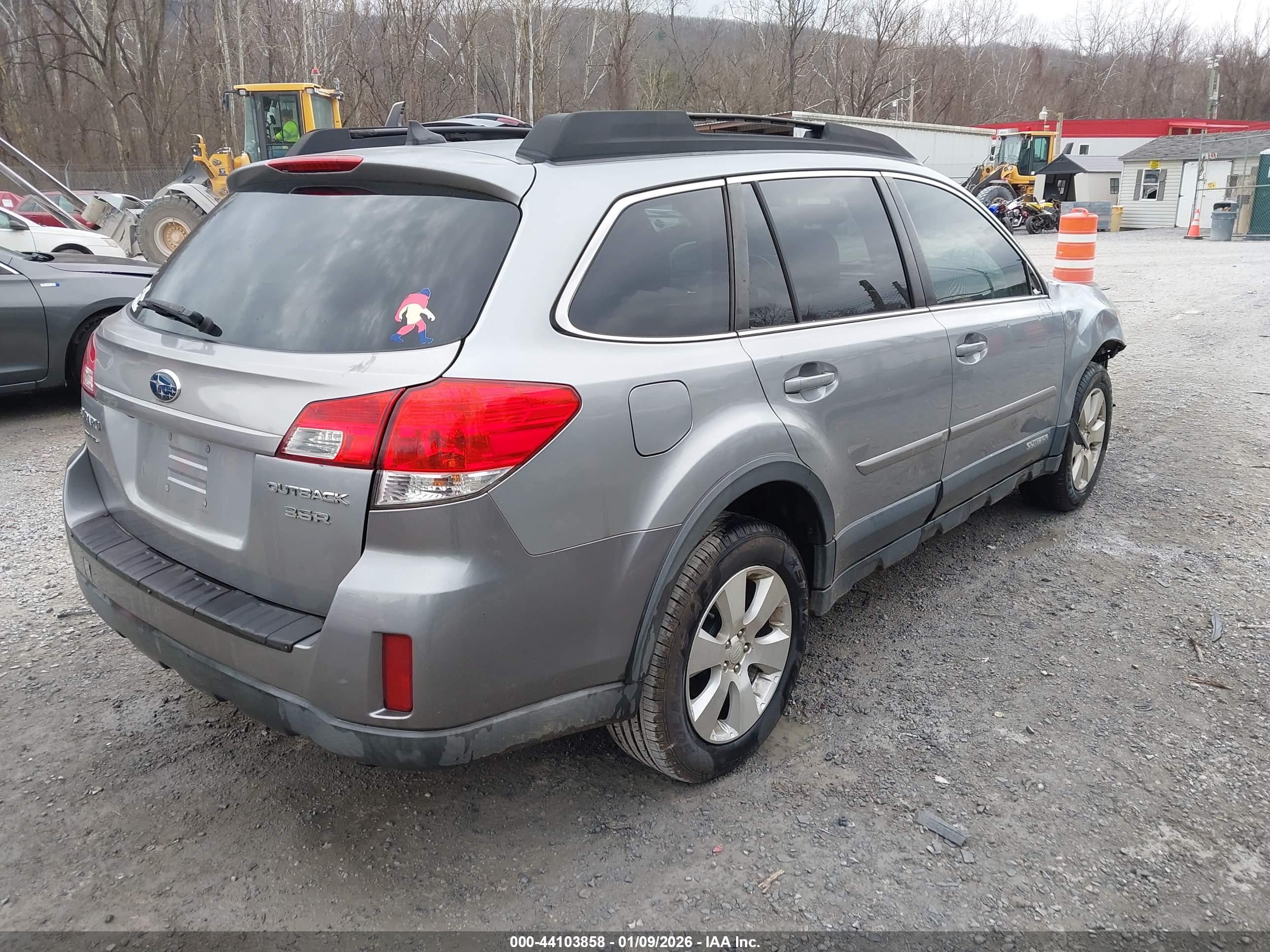 SUBARU OUTBACK image 4