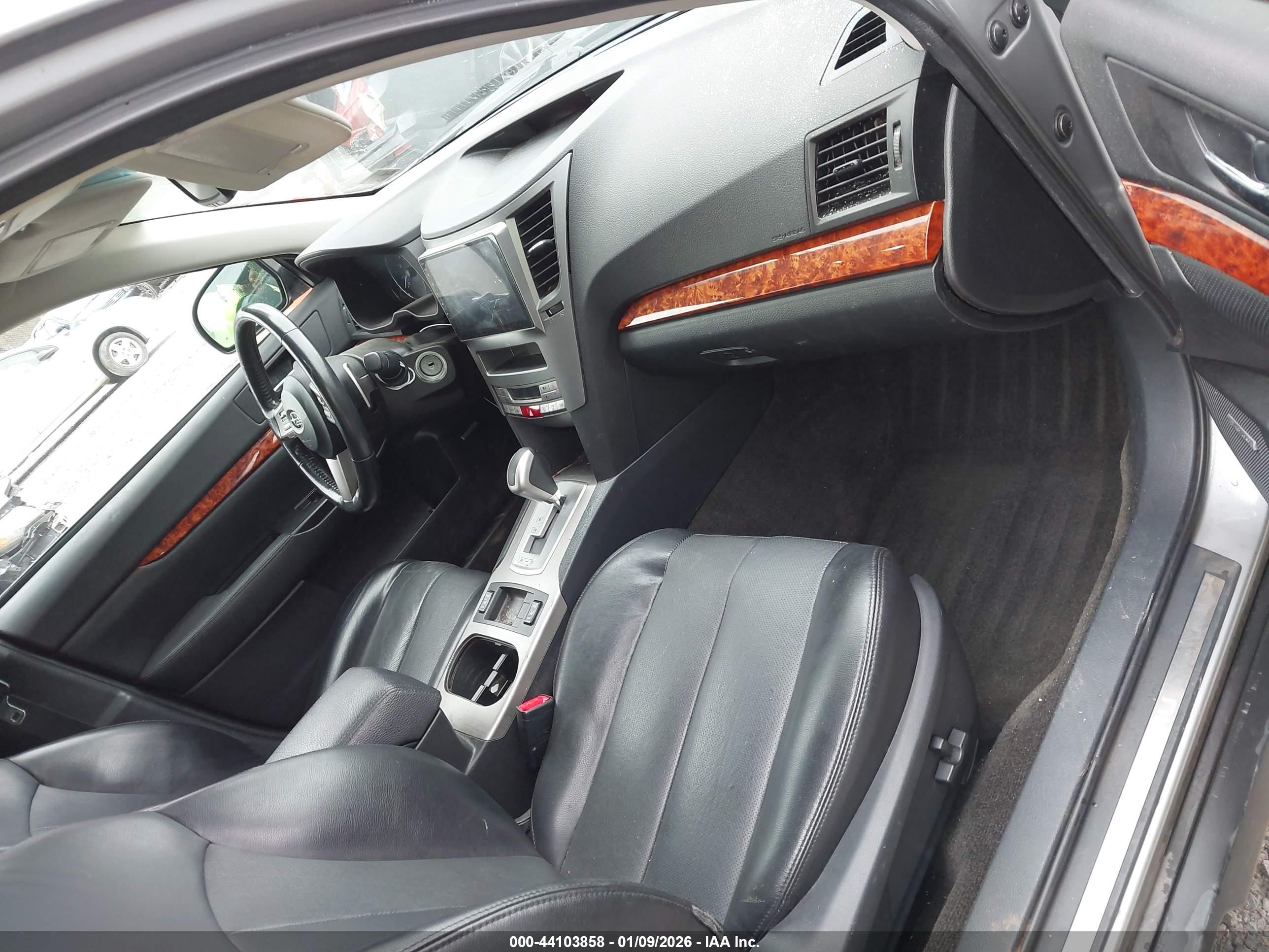 SUBARU OUTBACK image 5